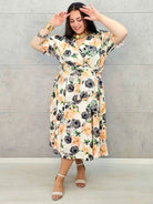 Kobieca sukienka plus size w kwiaty róży z kopertowym dekoltem- trzy kolory Stylowa XL