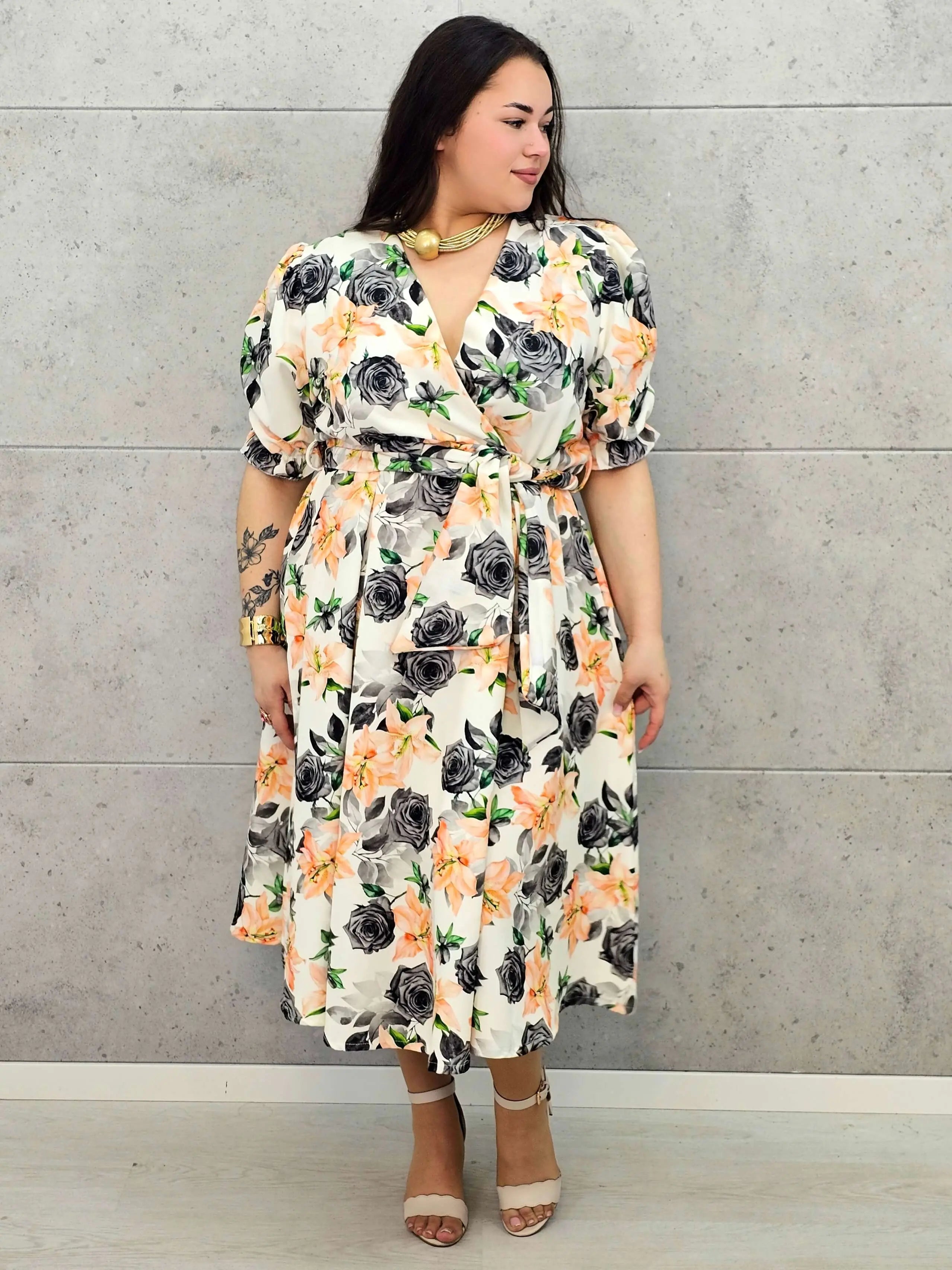 Kobieca sukienka plus size w kwiaty róży z kopertowym dekoltem- trzy kolory Stylowa XL