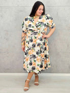 Kobieca sukienka plus size w kwiaty róży z kopertowym dekoltem- trzy kolory Stylowa XL