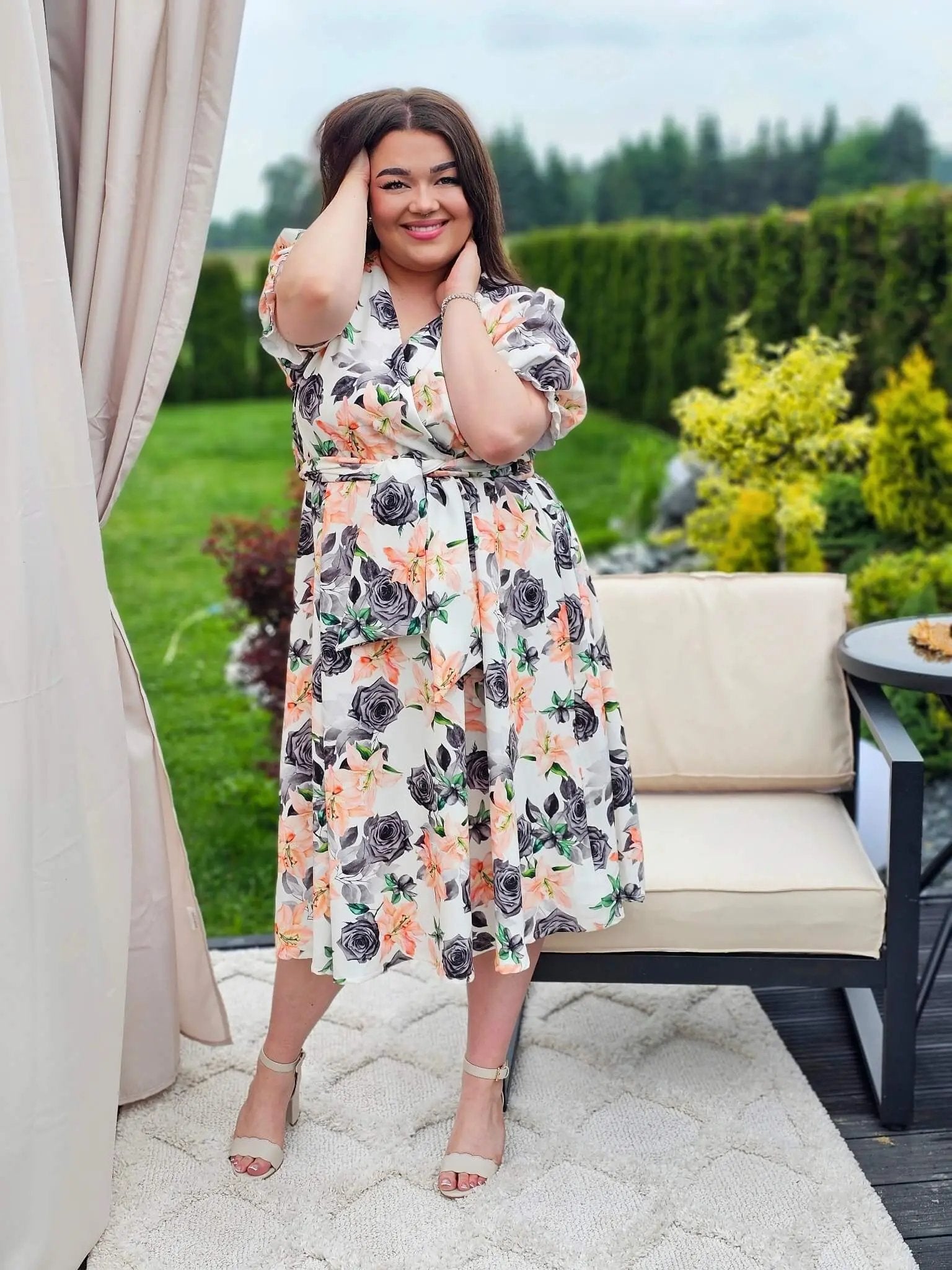 Kobieca sukienka w kwiaty róży z kopertowym dekoltem- trzy kolory Stylowa XL