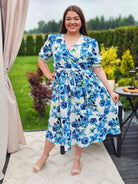 Kobieca sukienka w kwiaty róży z kopertowym dekoltem- trzy kolory Stylowa XL