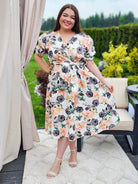 Kobieca sukienka w kwiaty róży z kopertowym dekoltem- trzy kolory Stylowa XL