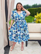 Kobieca sukienka w kwiaty róży z kopertowym dekoltem- trzy kolory Stylowa XL