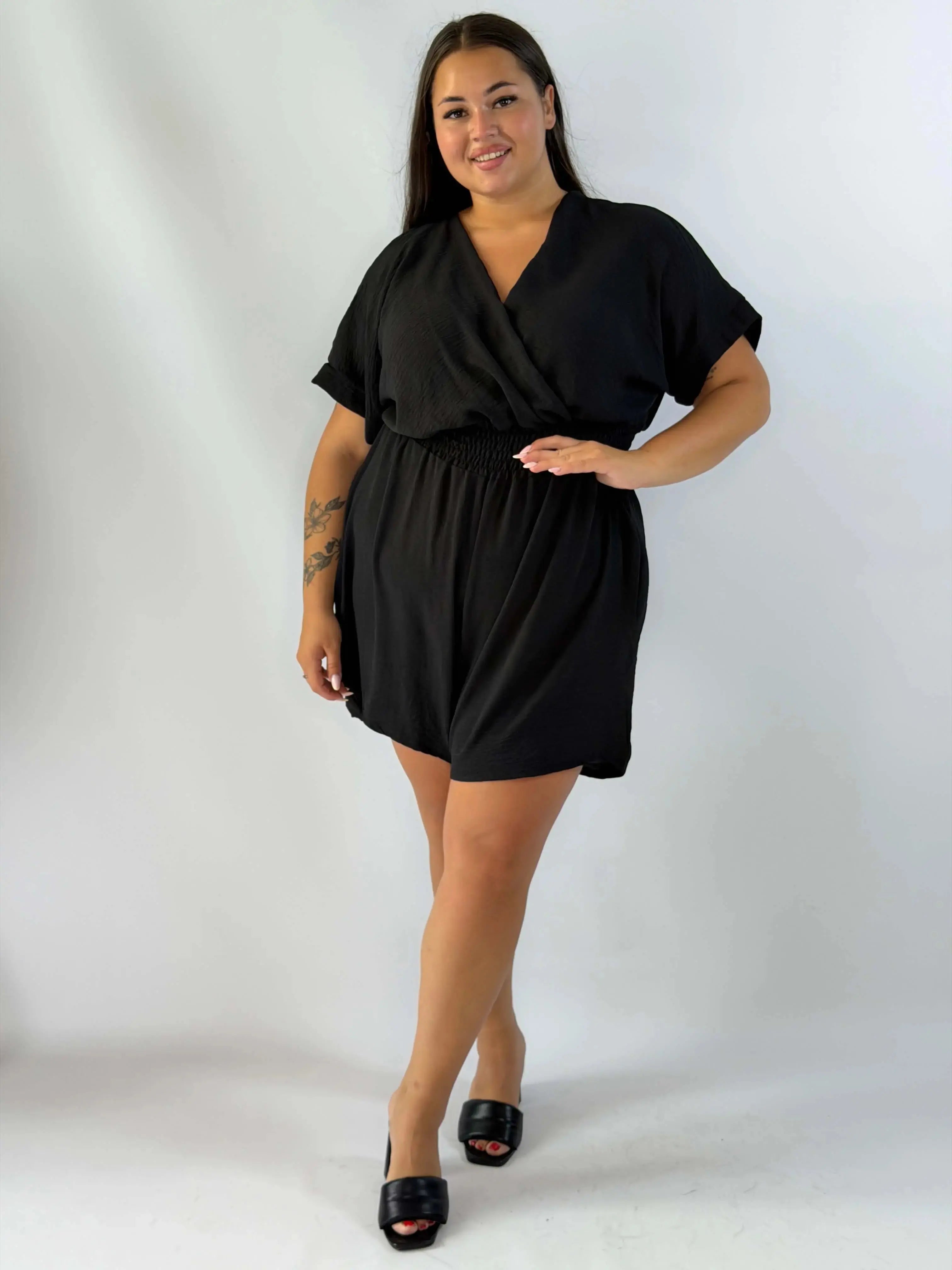 Kombinezon Plus Size z kopertowym dekoltem – wygodny i kobiecy fason Stylowa XL