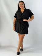 Kombinezon Plus Size z kopertowym dekoltem – wygodny i kobiecy fason Stylowa XL