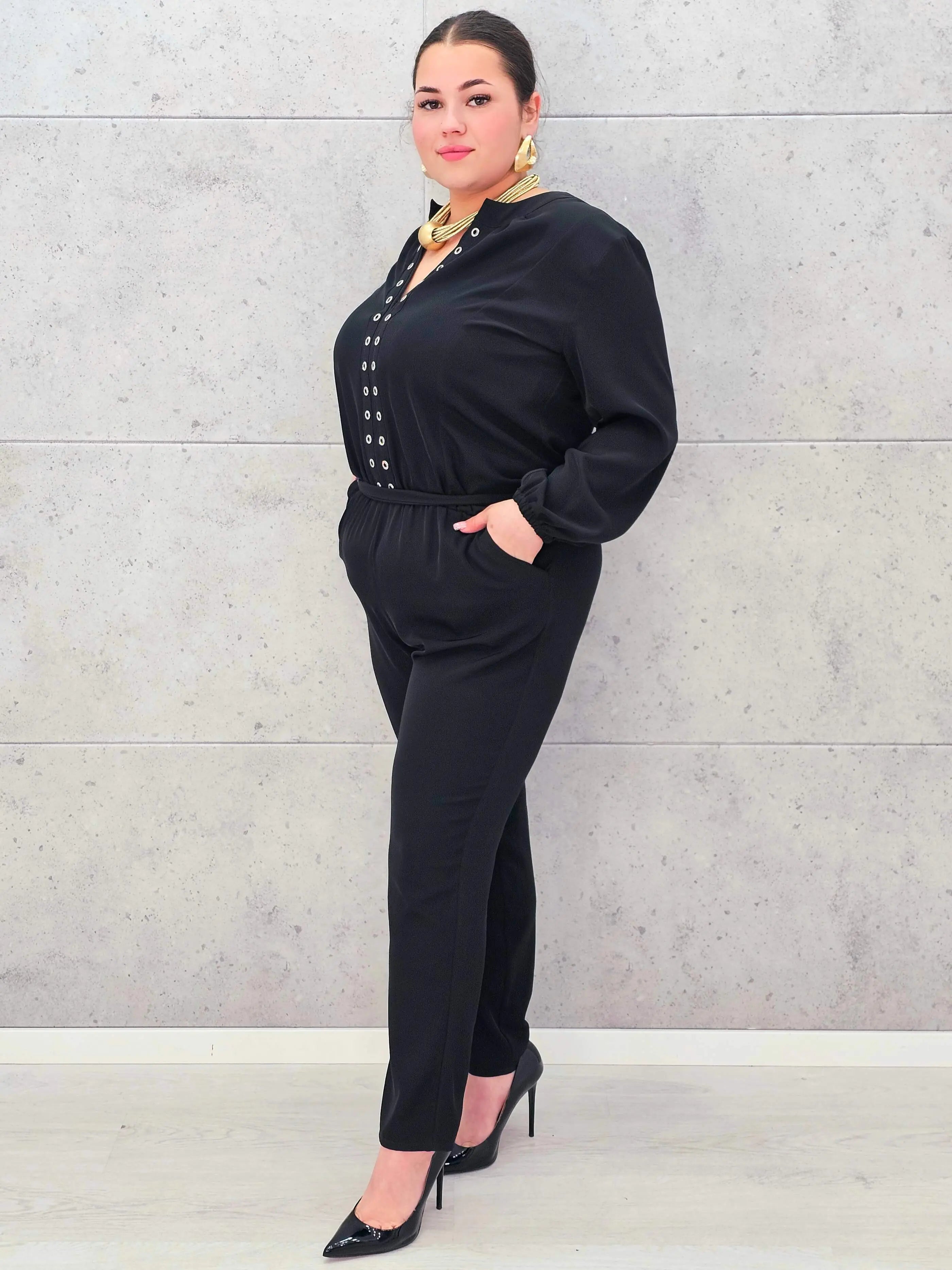 Kombinezon plus size StylowaXL – elegancja i komfort w czarnym wydaniu Stylowa XL