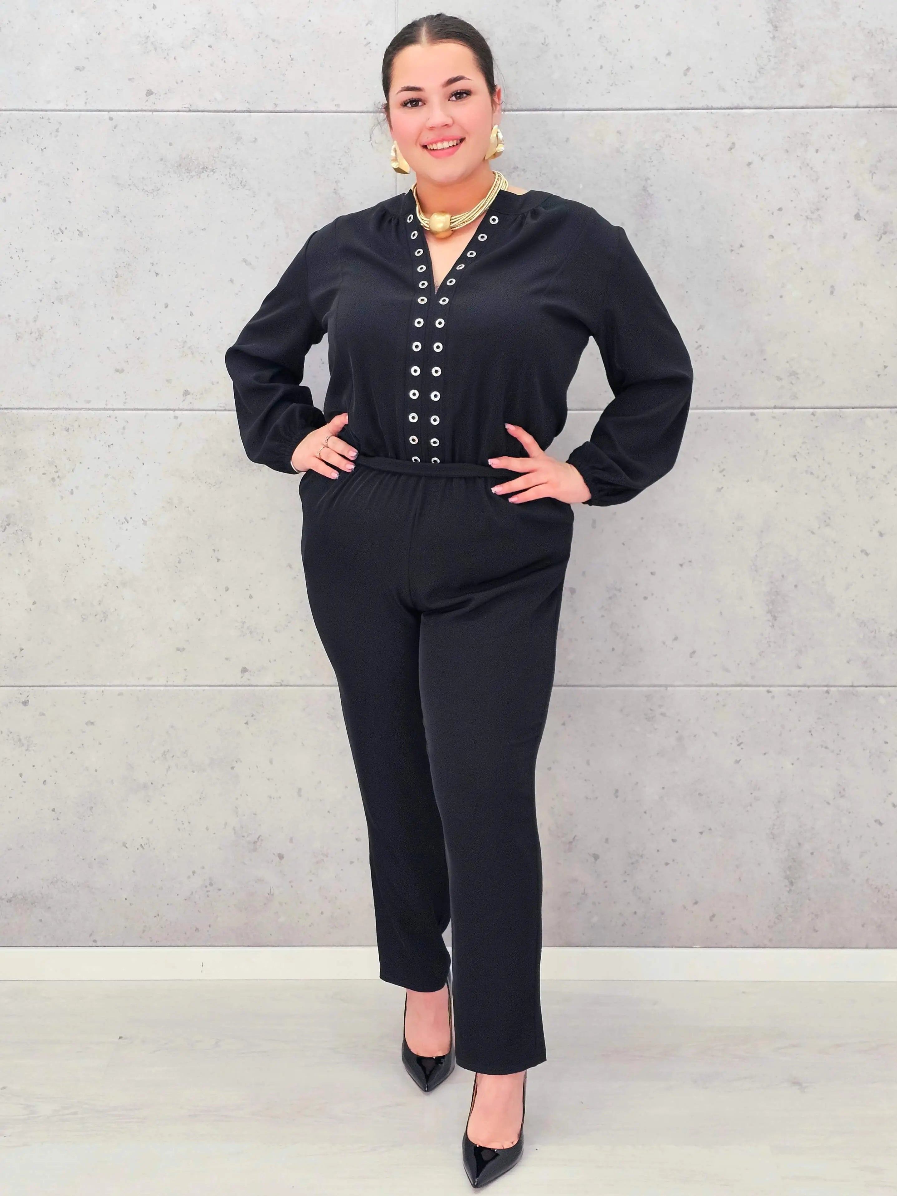 Kombinezon plus size StylowaXL – elegancja i komfort w czarnym wydaniu Stylowa XL