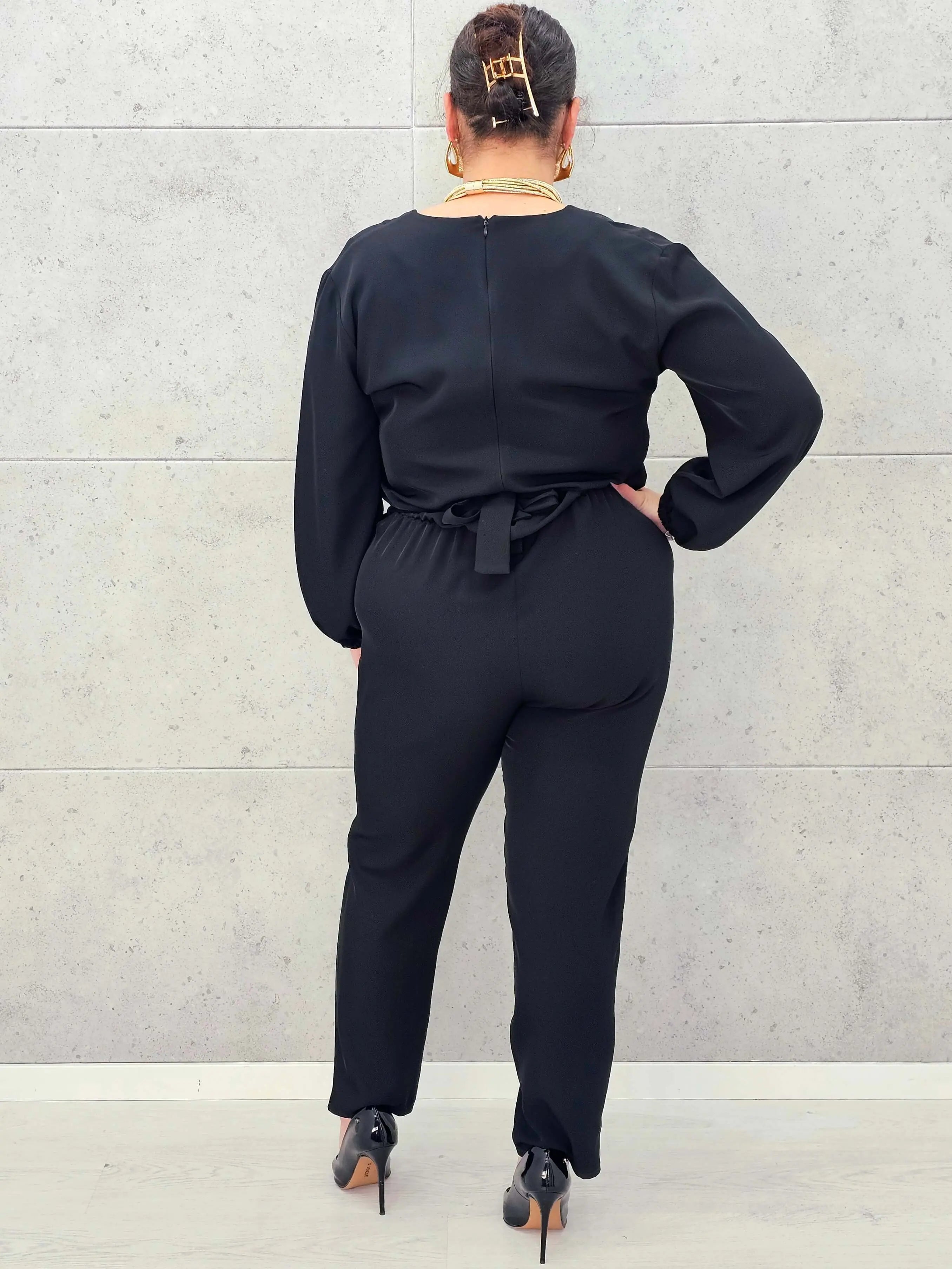 Kombinezon plus size StylowaXL – elegancja i komfort w czarnym wydaniu Stylowa XL