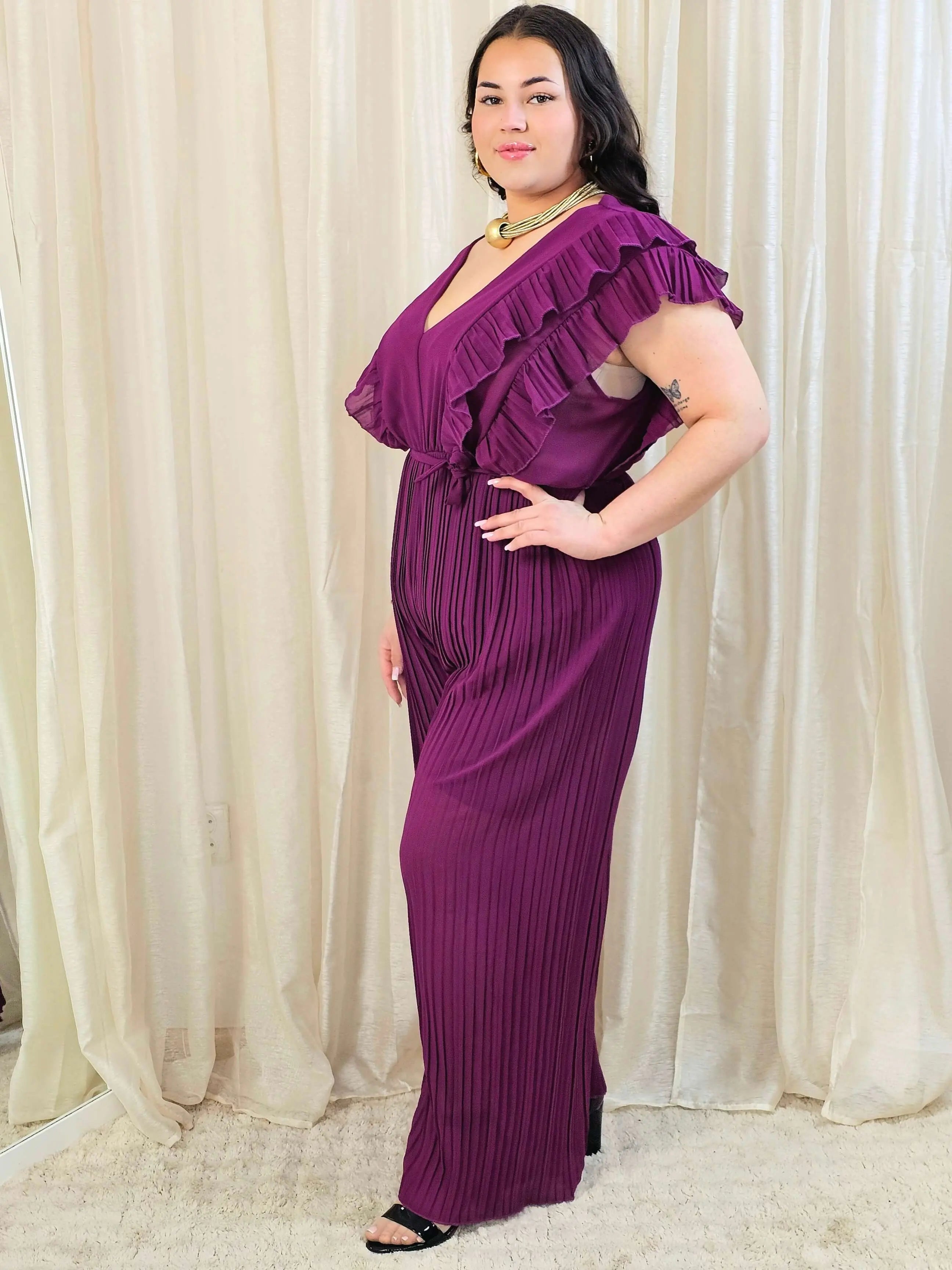 Kombinezon plus size VIP z plisowanymi nogawkami i efektownym dekoltem Stylowa XL