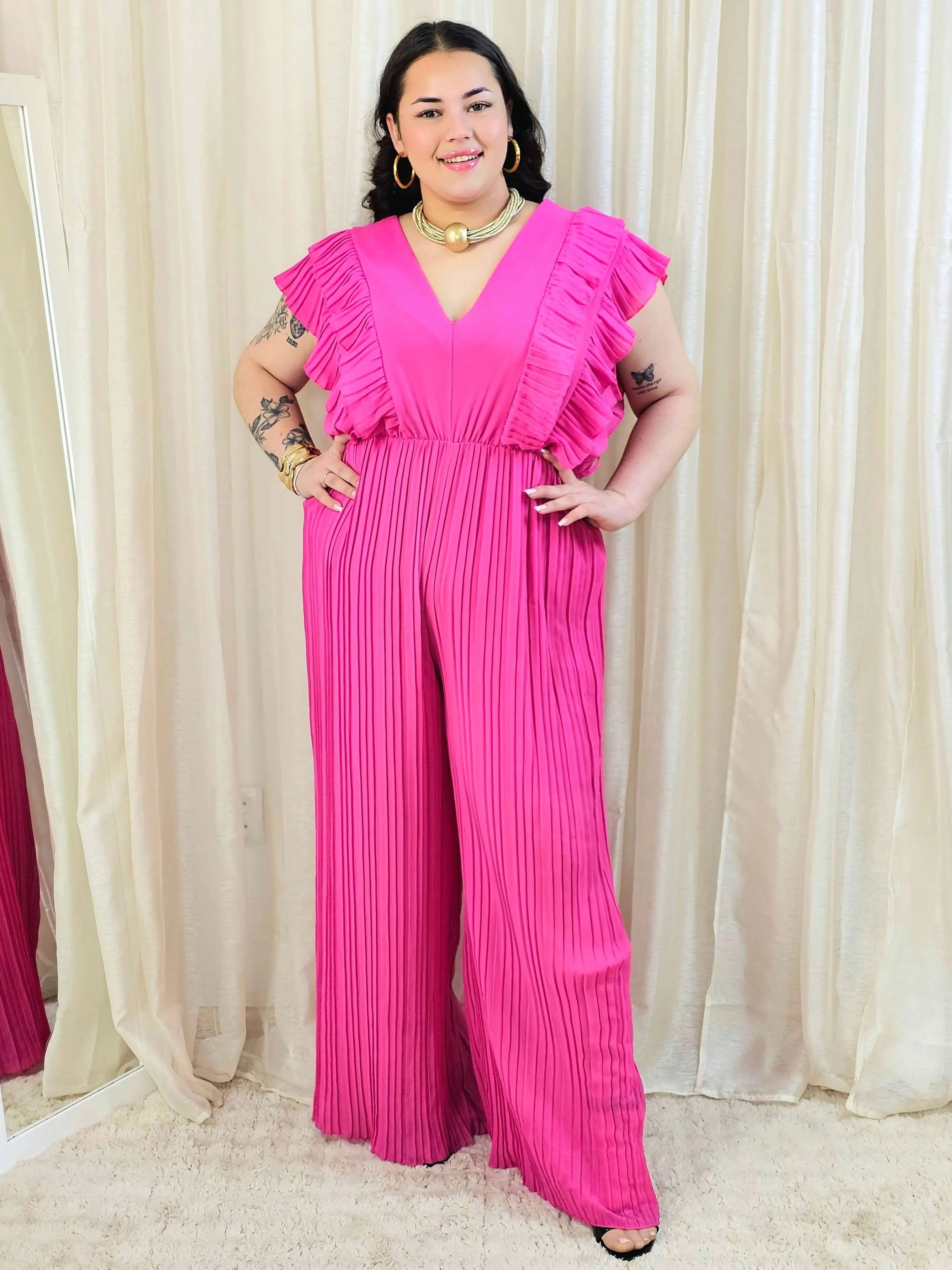 Kombinezon plus size VIP z plisowanymi nogawkami i efektownym dekoltem Stylowa XL