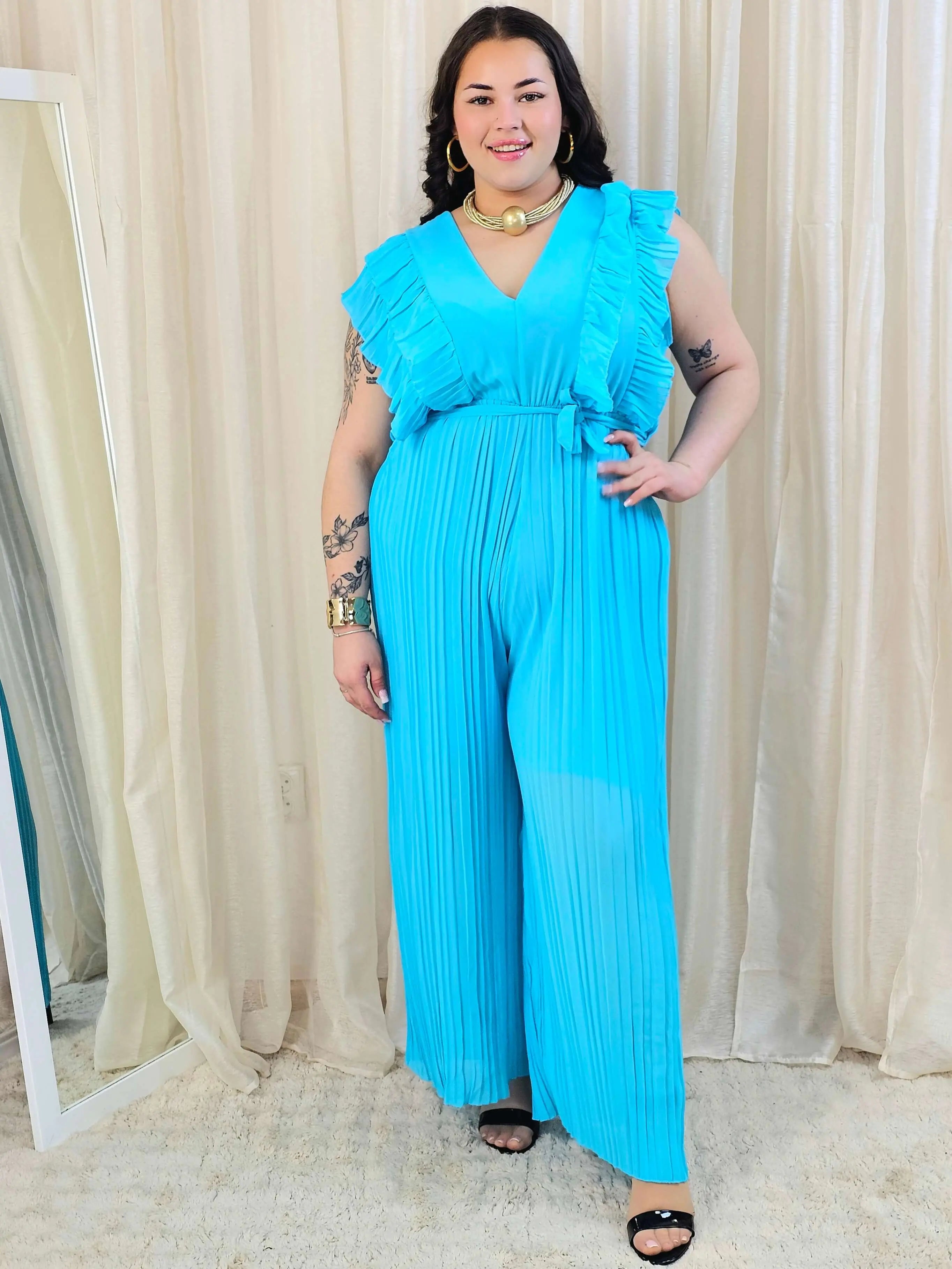 Kombinezon plus size VIP z plisowanymi nogawkami i efektownym dekoltem Stylowa XL