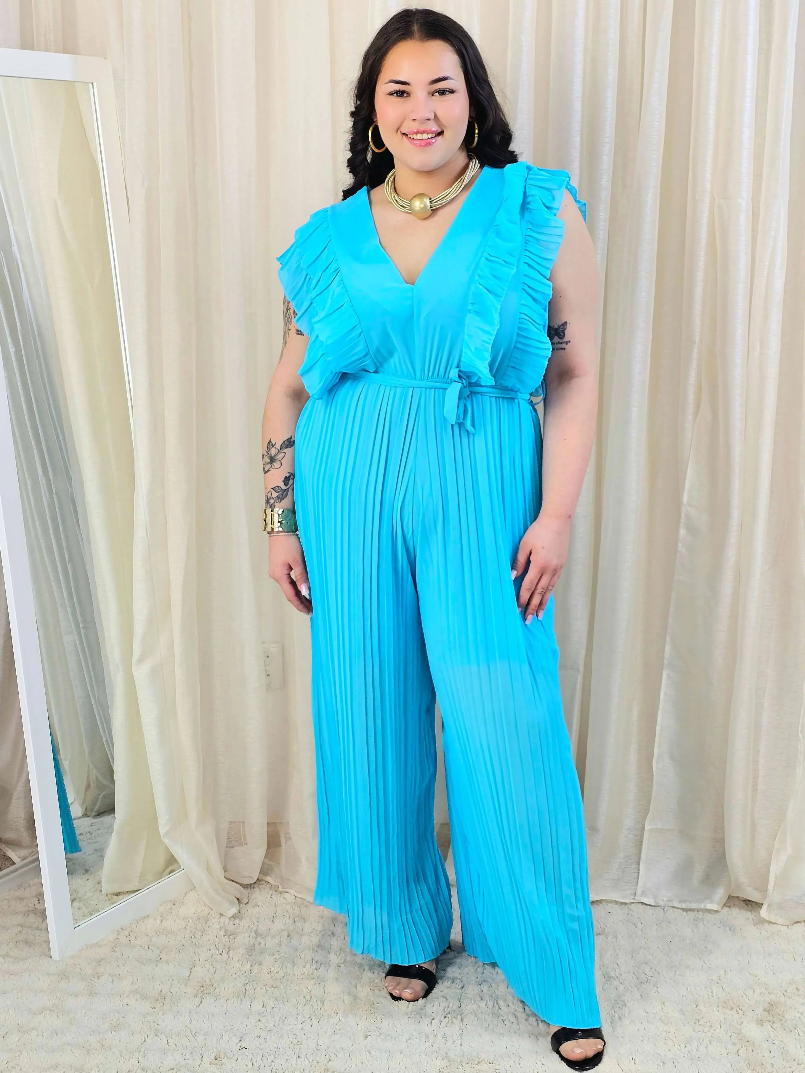 Kombinezon plus size VIP z plisowanymi nogawkami i efektownym dekoltem Stylowa XL