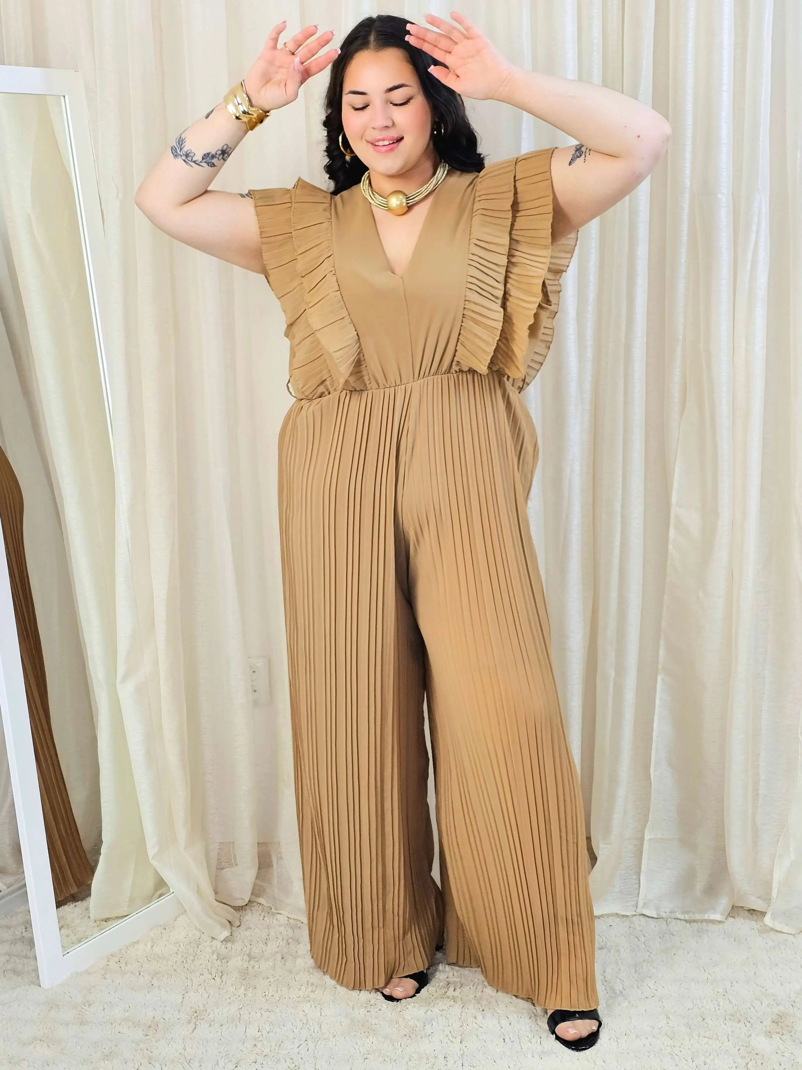 Kombinezon plus size VIP z plisowanymi nogawkami i efektownym dekoltem Stylowa XL