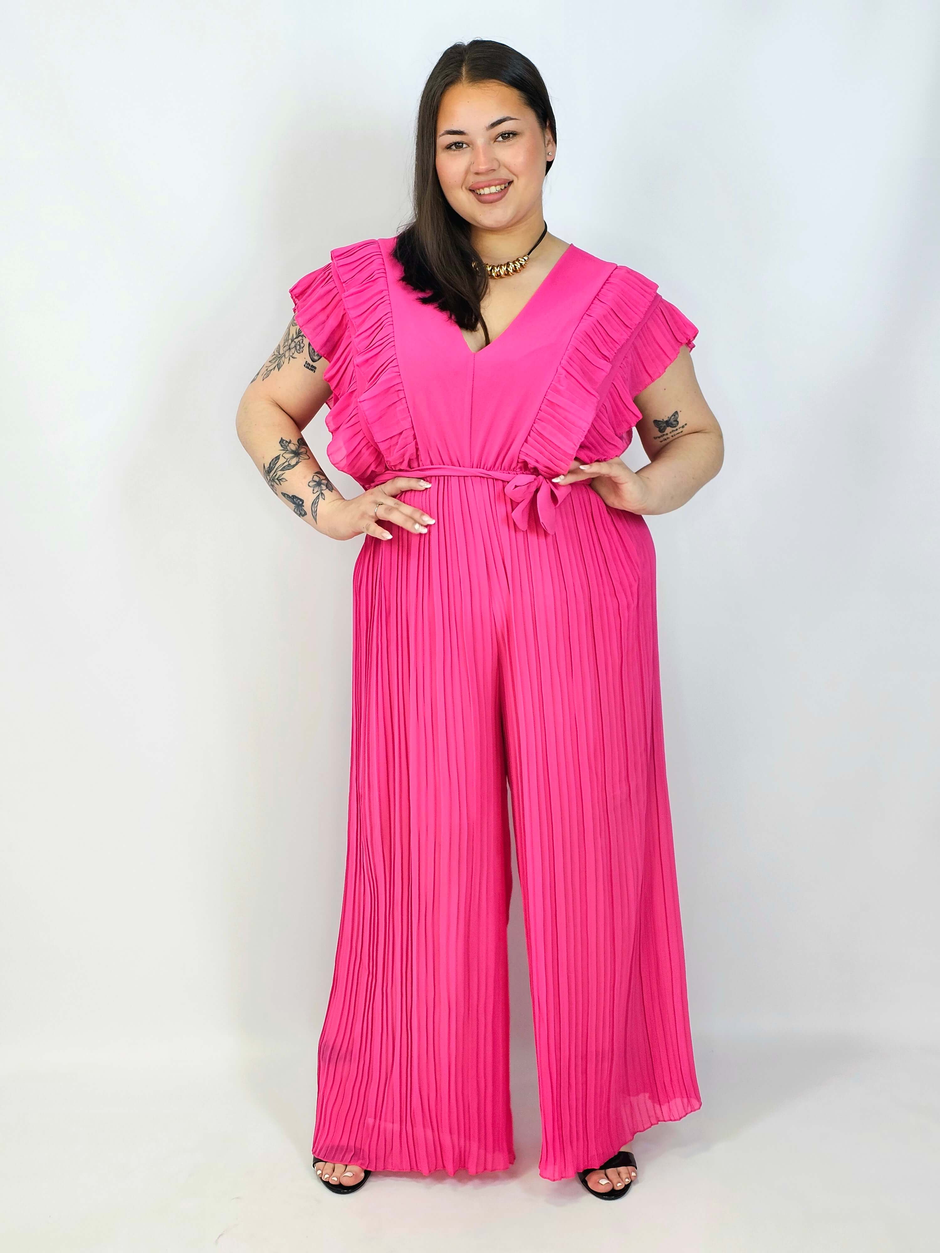 Kombinezon plus size VIP z plisowanymi nogawkami i efektownym dekoltem Stylowa XL