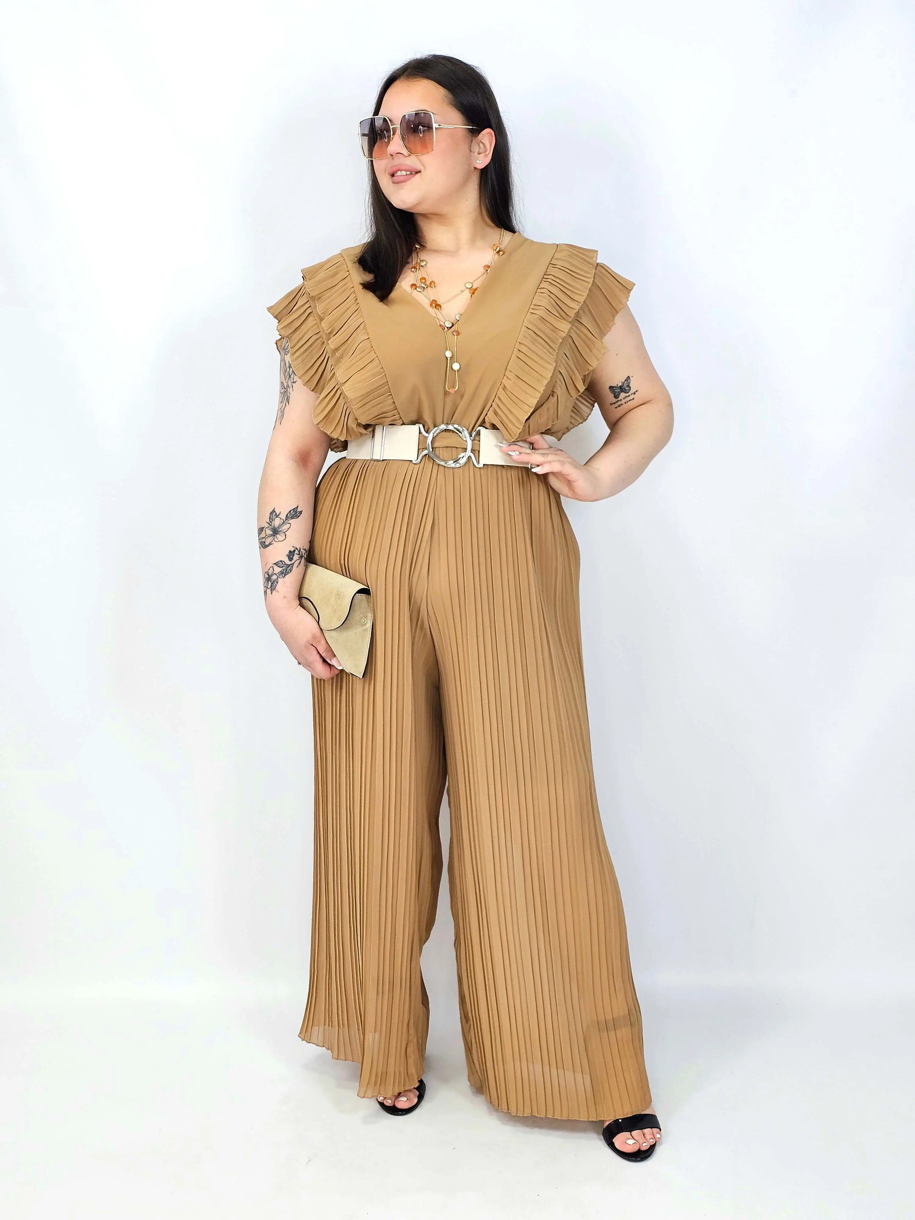 Kombinezon plus size VIP z plisowanymi nogawkami i efektownym dekoltem Stylowa XL