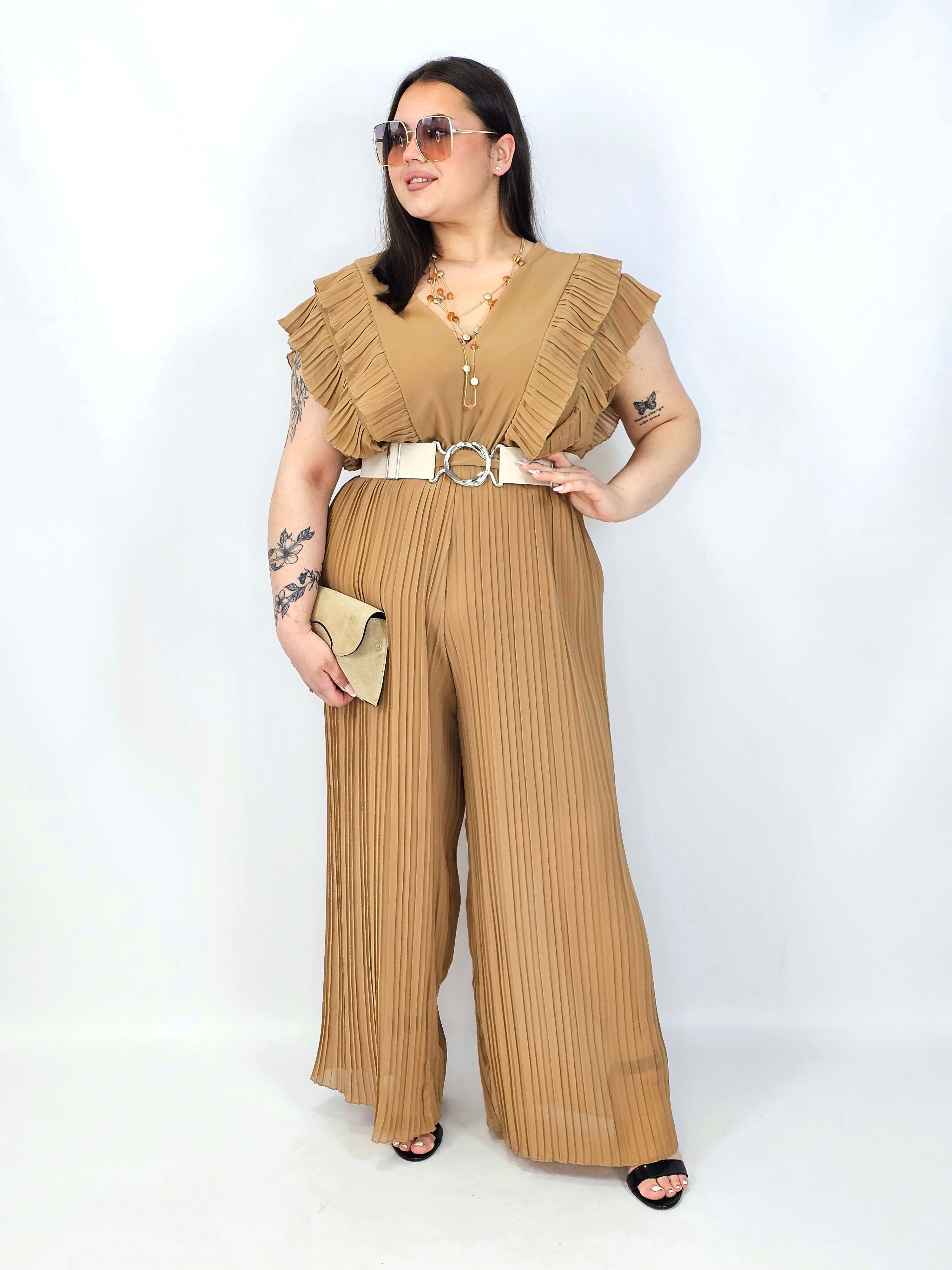 Kombinezon plus size VIP z plisowanymi nogawkami i efektownym dekoltem Stylowa XL