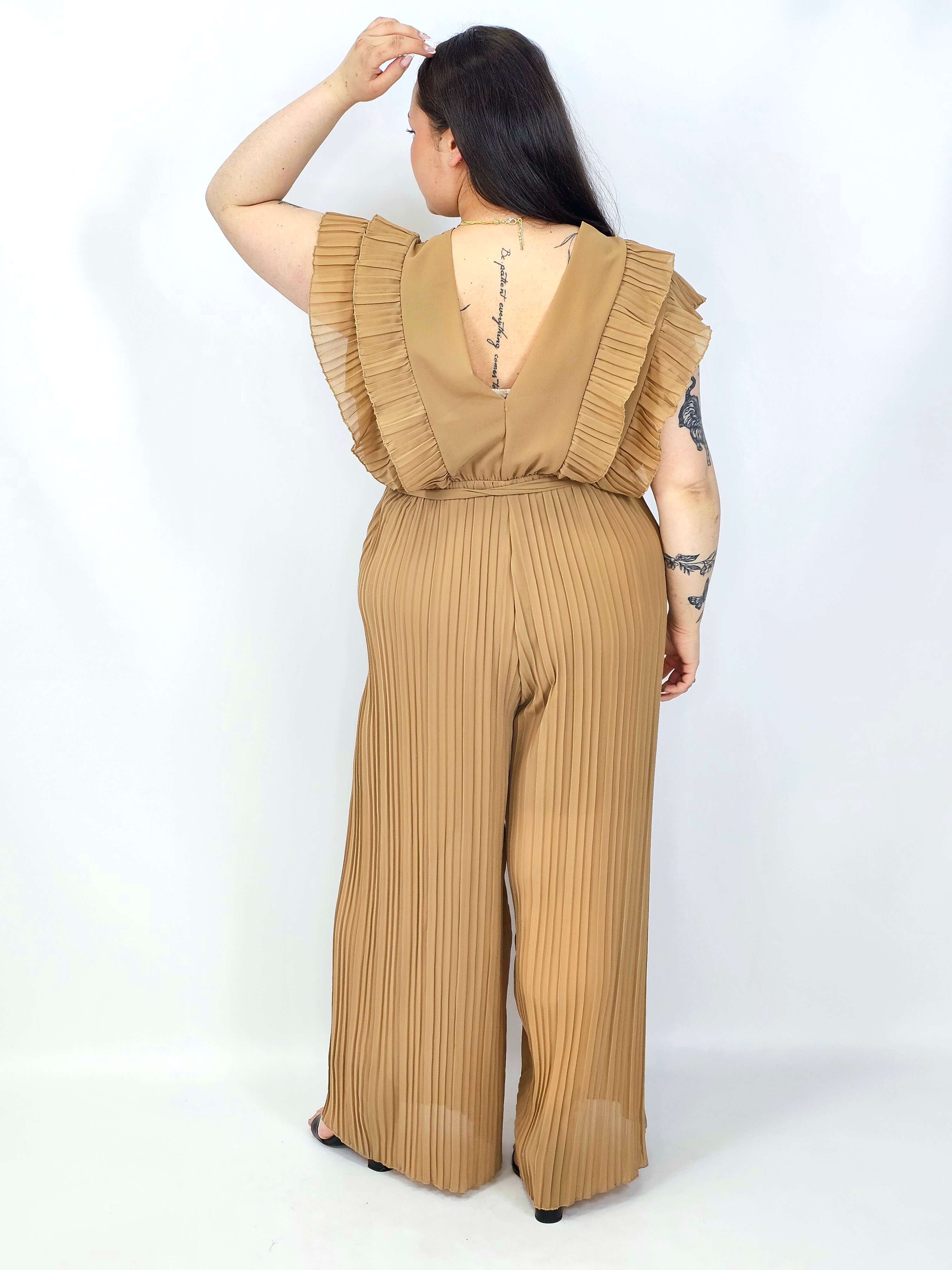 Kombinezon plus size VIP z plisowanymi nogawkami i efektownym dekoltem Stylowa XL