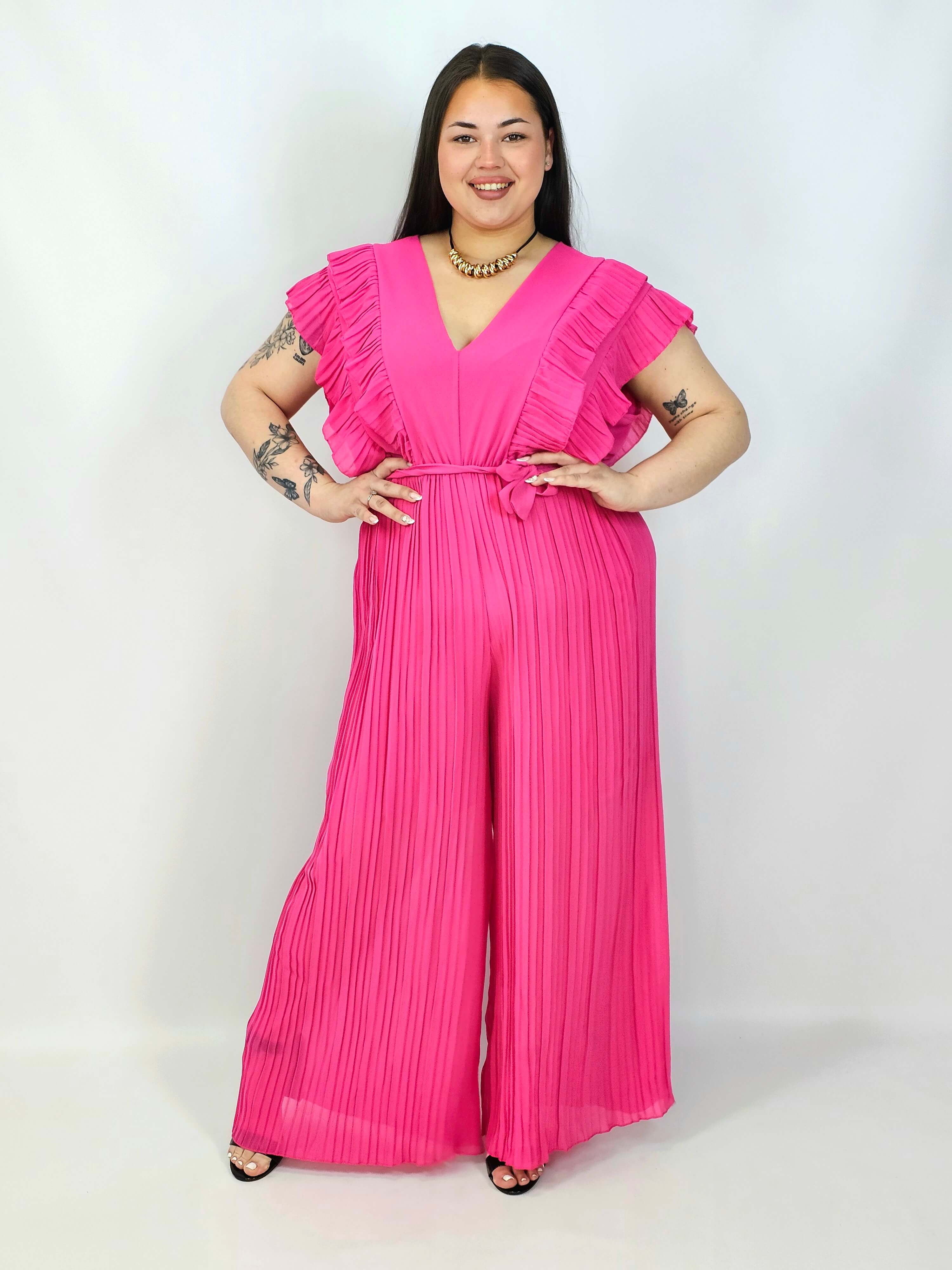 Kombinezon plus size VIP z plisowanymi nogawkami i efektownym dekoltem Stylowa XL