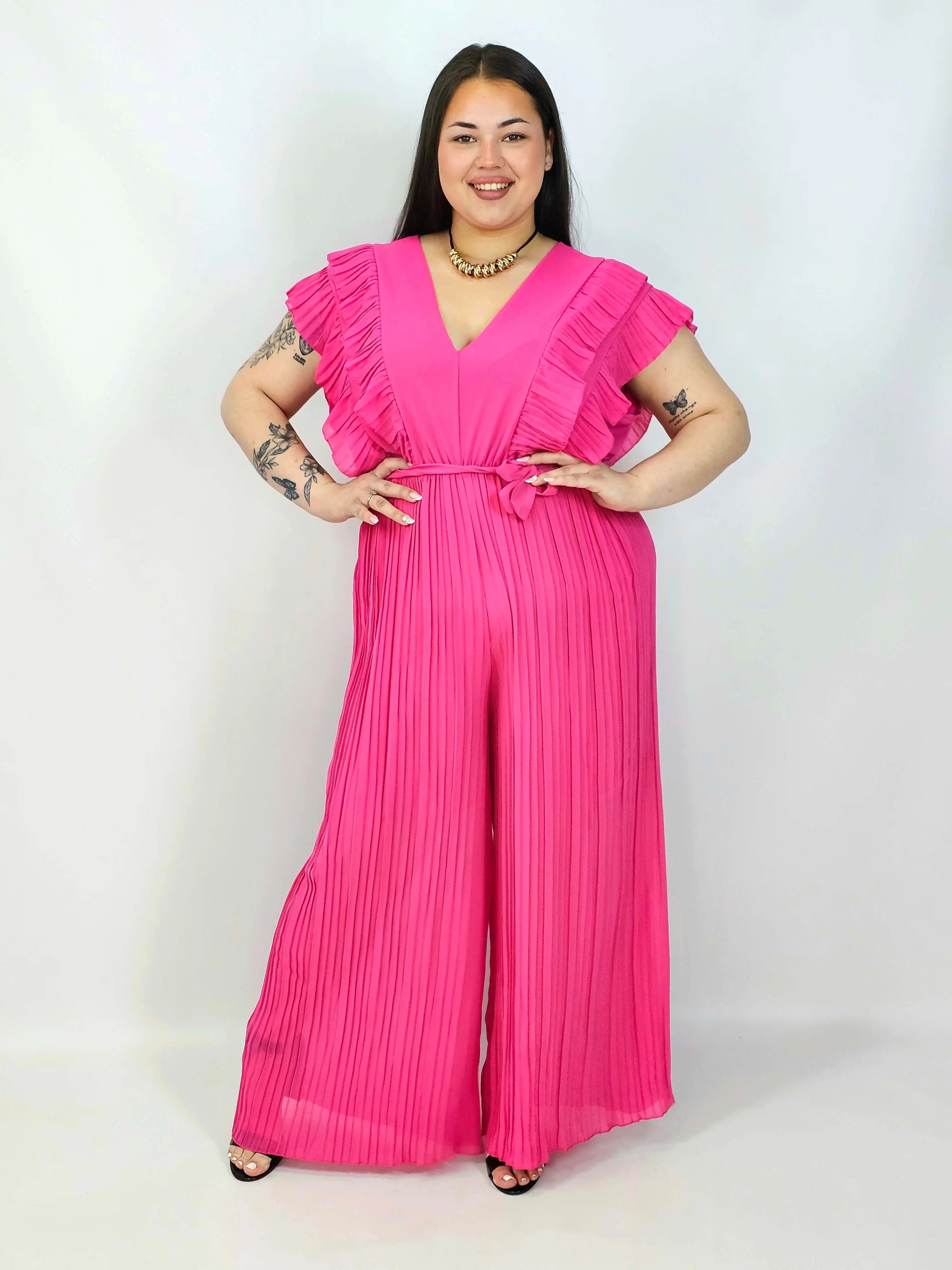 Kombinezon plus size VIP z plisowanymi nogawkami i efektownym dekoltem Stylowa XL