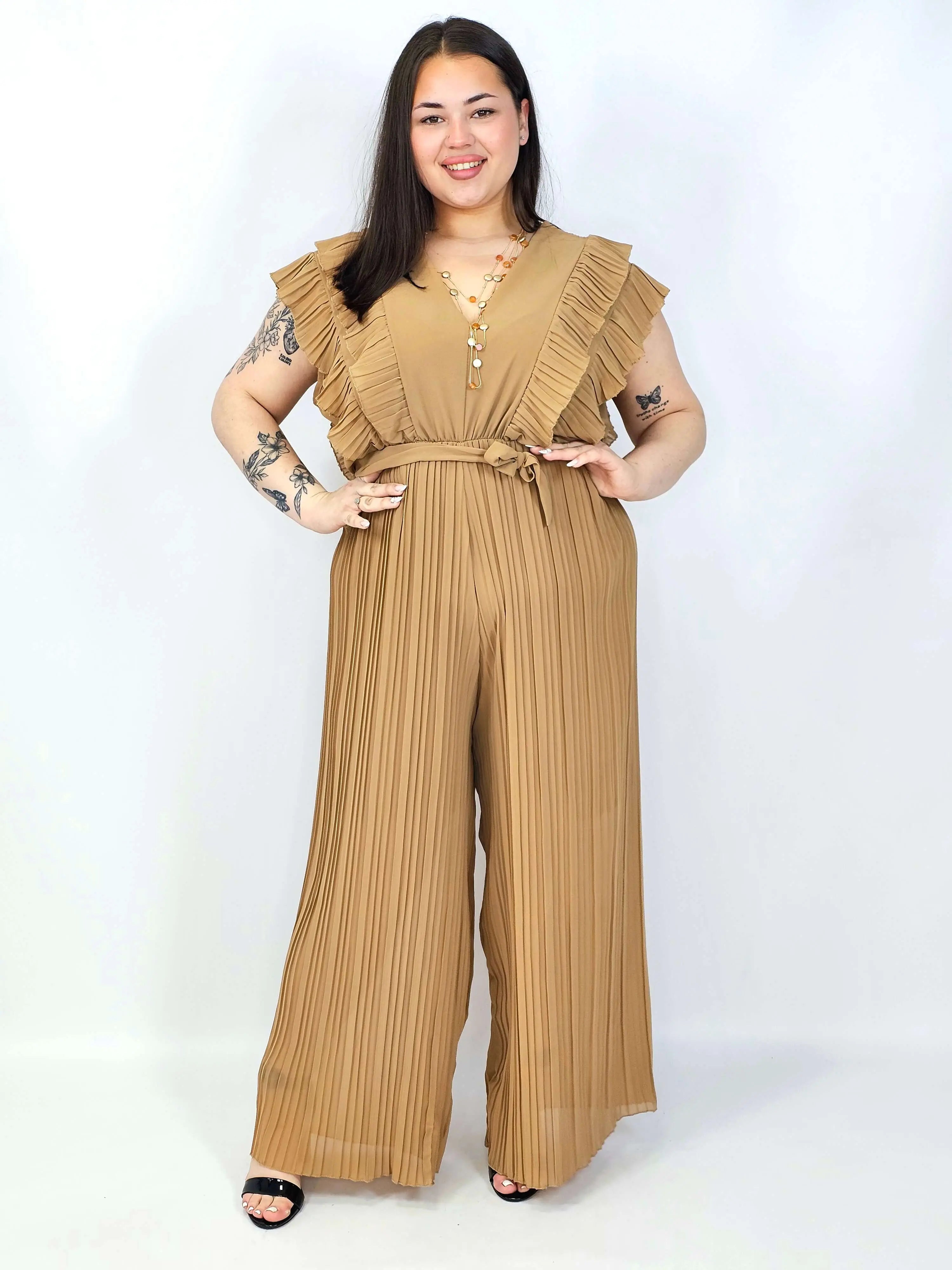 Kombinezon plus size VIP z plisowanymi nogawkami i efektownym dekoltem Stylowa XL