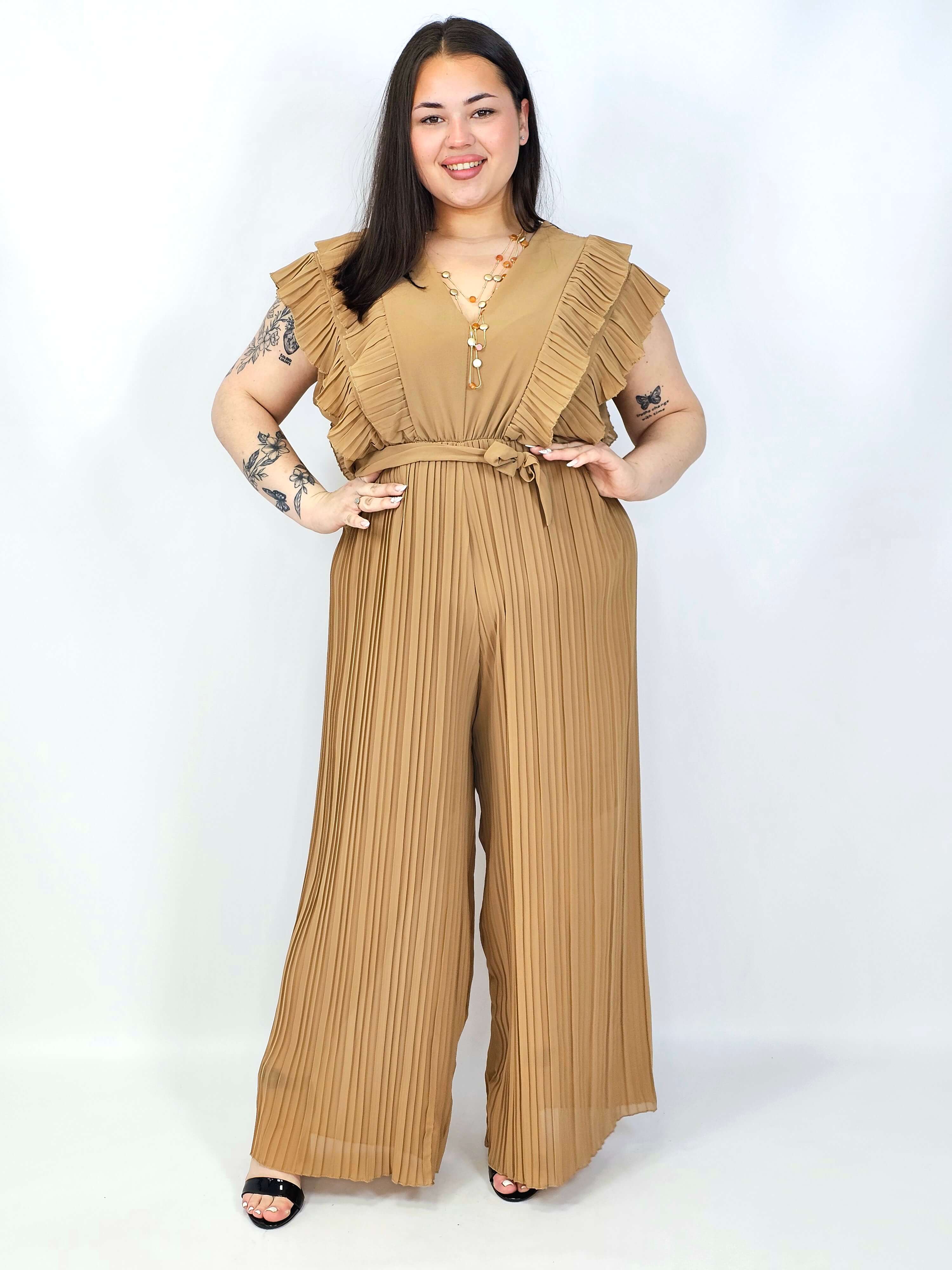Kombinezon plus size VIP z plisowanymi nogawkami i efektownym dekoltem Stylowa XL