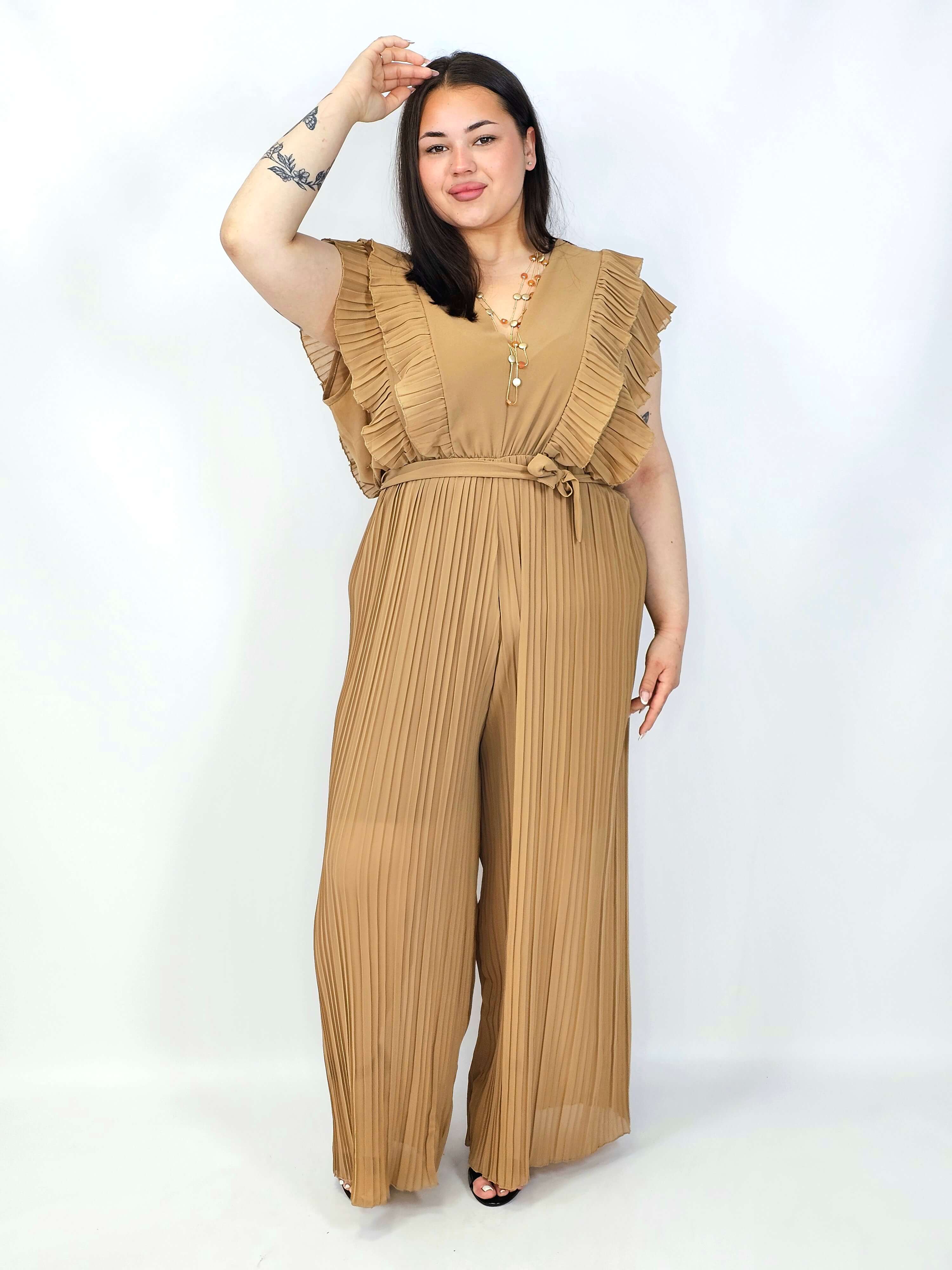 Kombinezon plus size VIP z plisowanymi nogawkami i efektownym dekoltem Stylowa XL