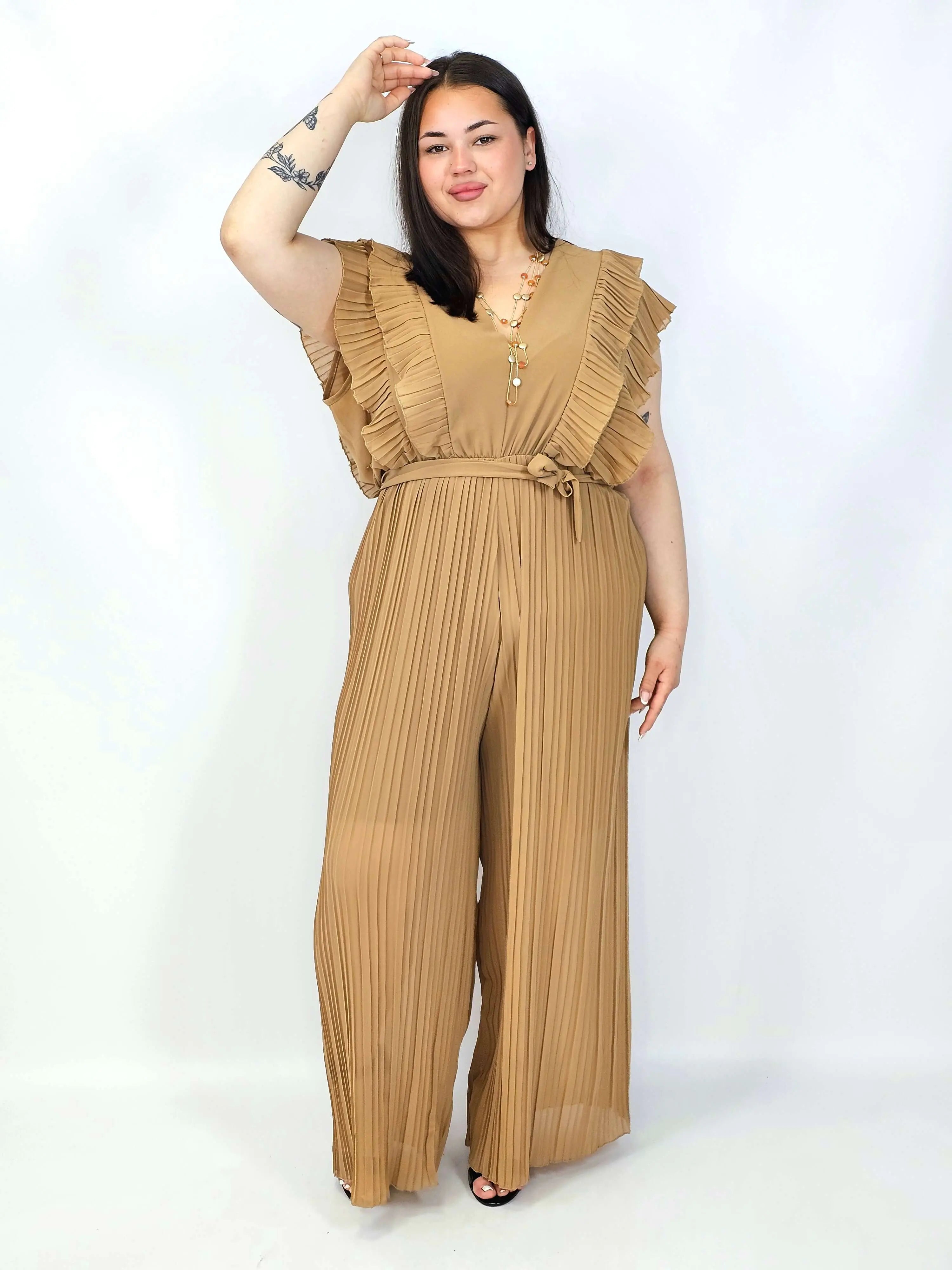 Kombinezon plus size VIP z plisowanymi nogawkami i efektownym dekoltem Stylowa XL