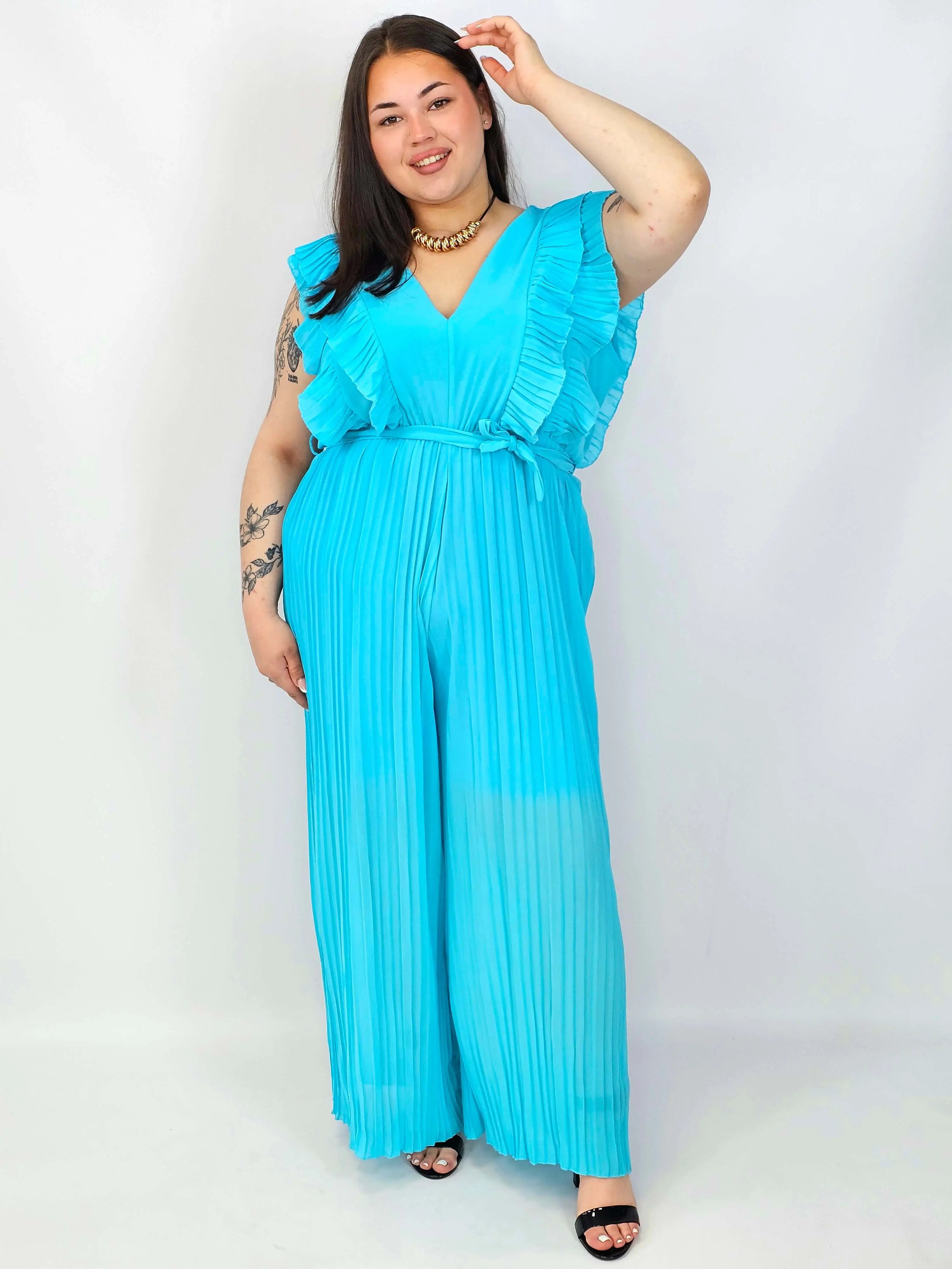 Kombinezon plus size VIP z plisowanymi nogawkami i efektownym dekoltem Stylowa XL