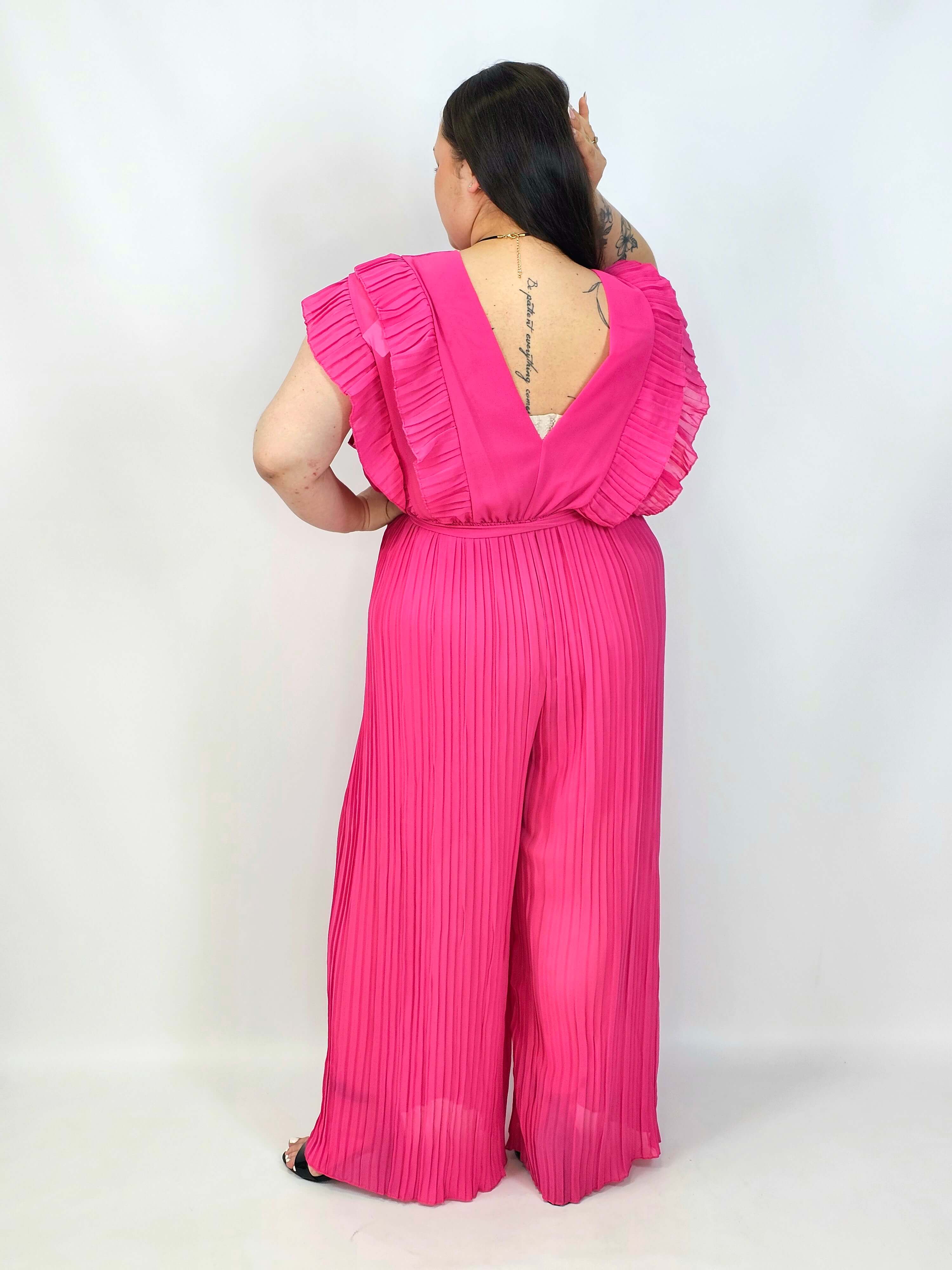 Kombinezon plus size VIP z plisowanymi nogawkami i efektownym dekoltem Stylowa XL