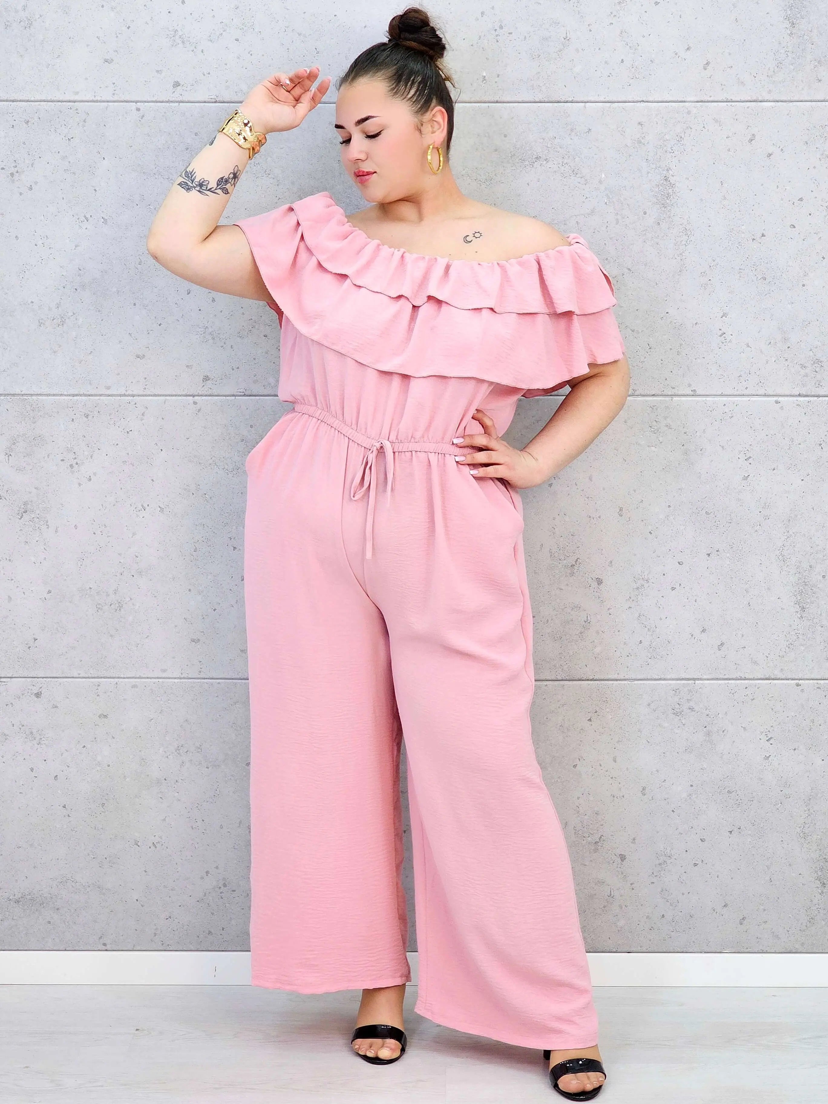 Kombinezon plus size –elegancki kombinezon z odkrytymi ramionami i szerokimi nogawkami Stylowa XL