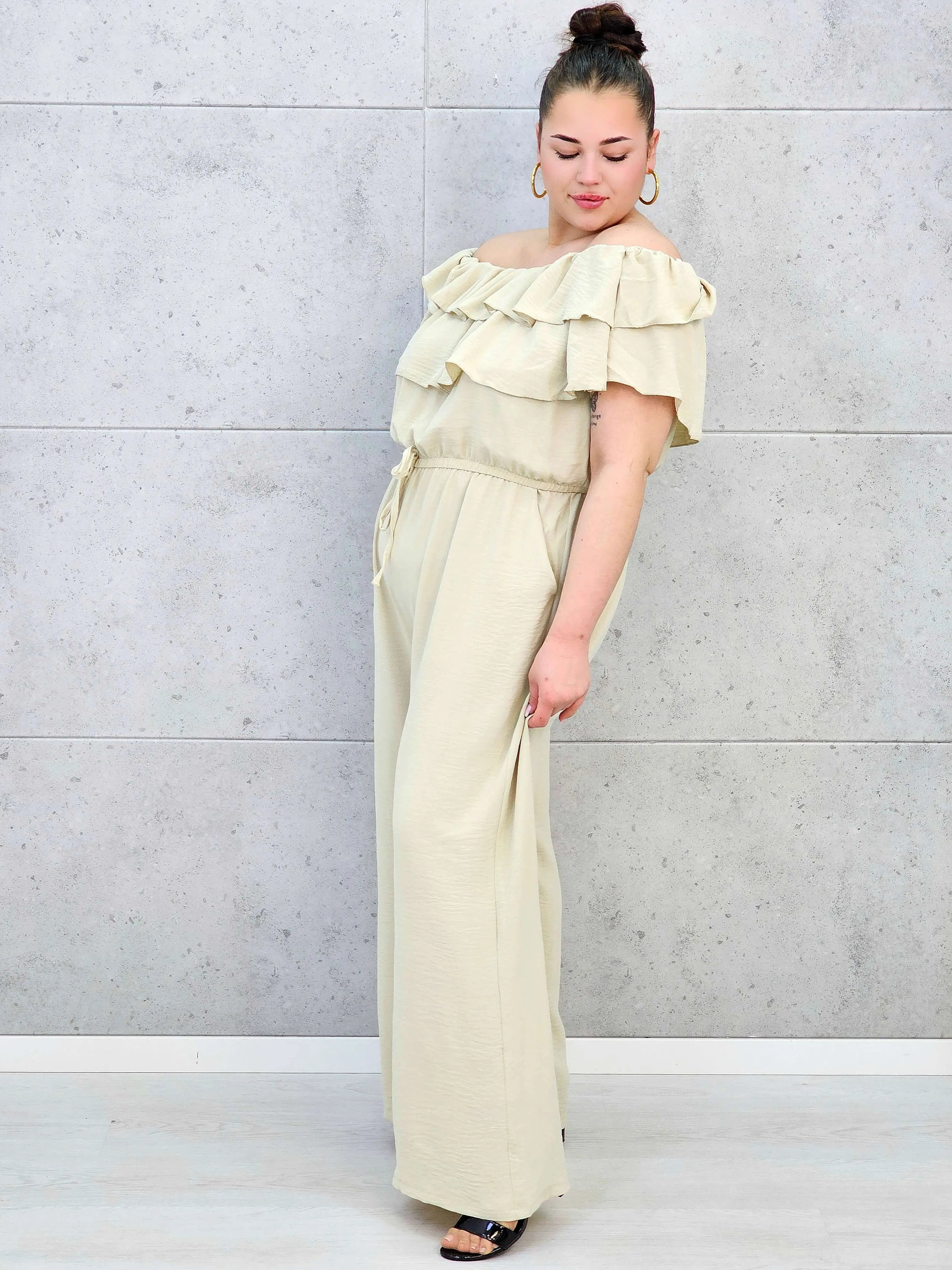 Kombinezon plus size –elegancki kombinezon z odkrytymi ramionami i szerokimi nogawkami Stylowa XL