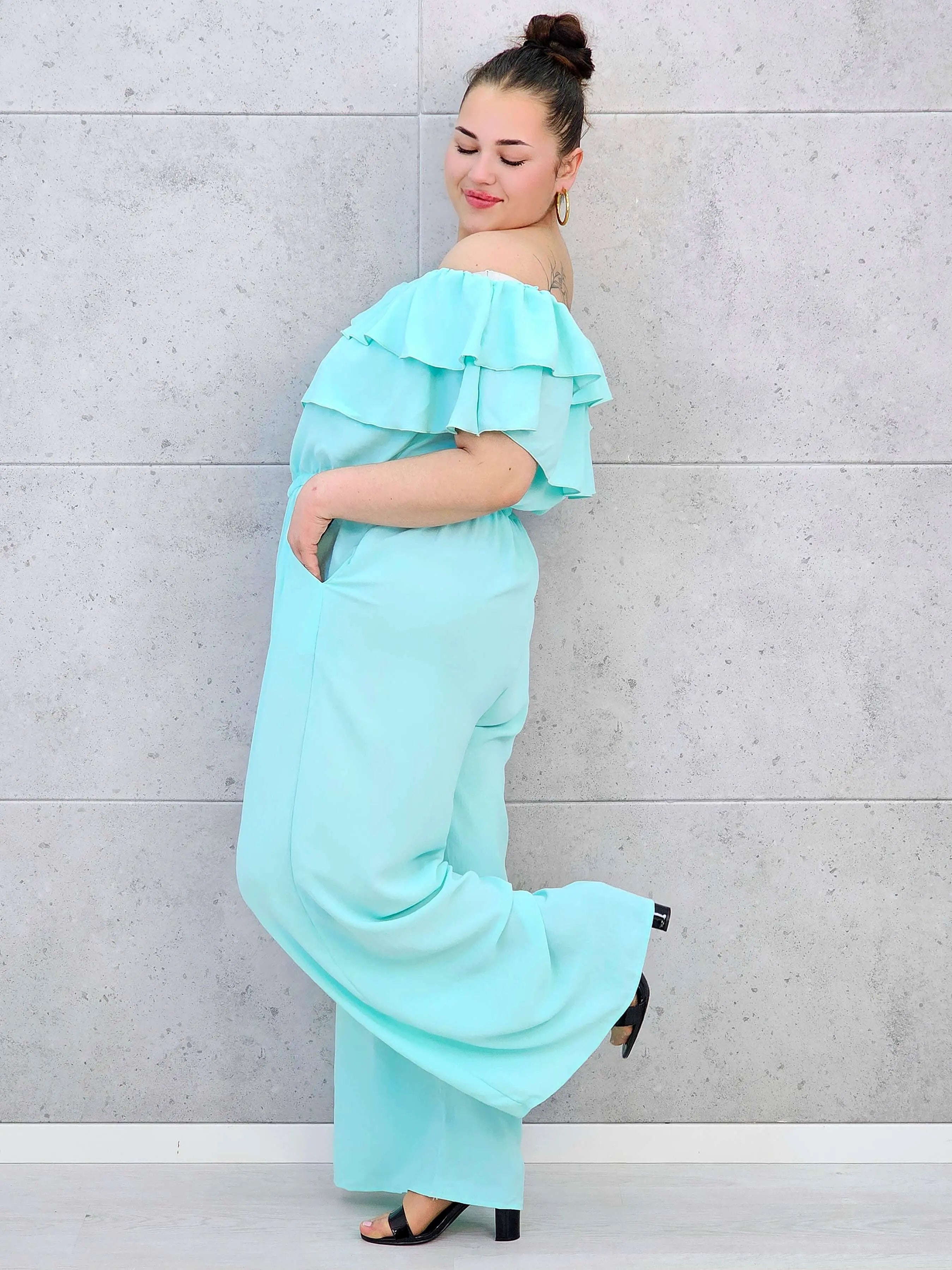 Kombinezon plus size –elegancki kombinezon z odkrytymi ramionami i szerokimi nogawkami Stylowa XL