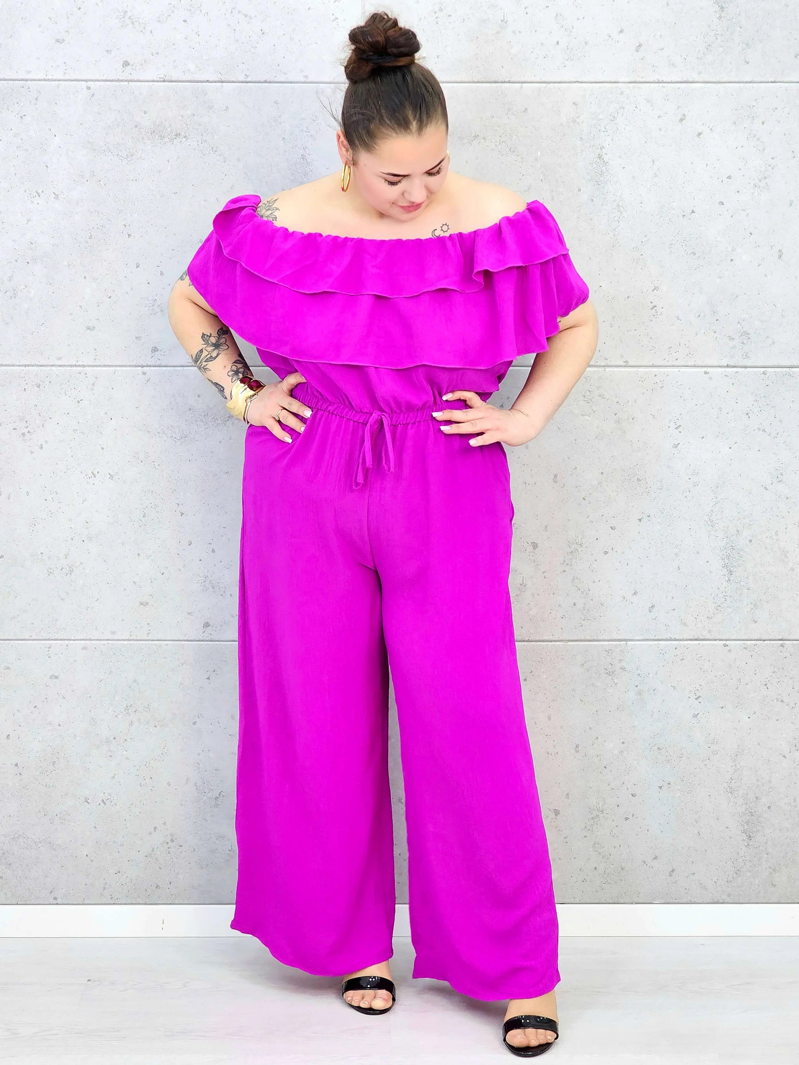Kombinezon plus size –elegancki kombinezon z odkrytymi ramionami i szerokimi nogawkami Stylowa XL