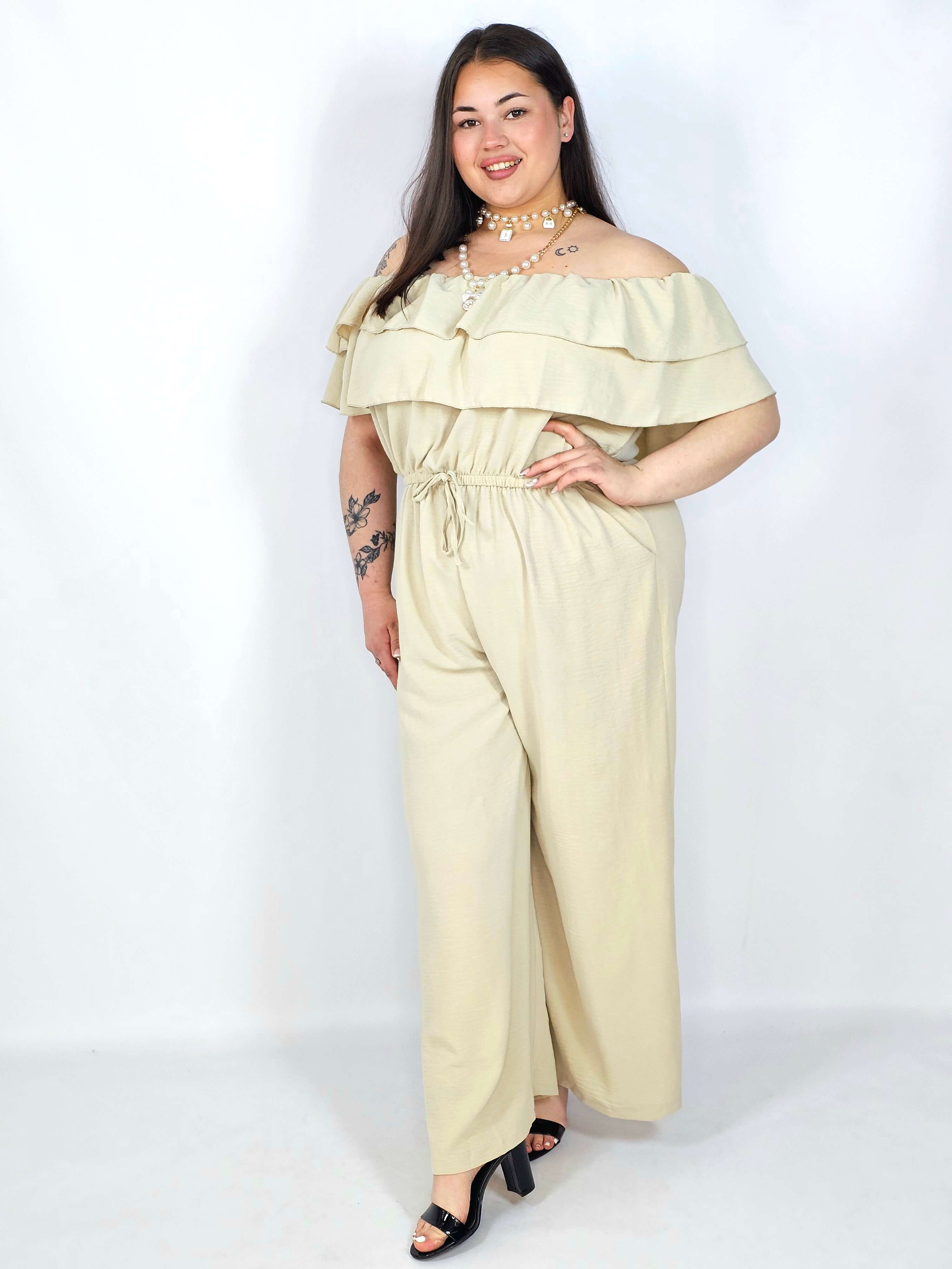 Kombinezon plus size –elegancki kombinezon z odkrytymi ramionami i szerokimi nogawkami Stylowa XL