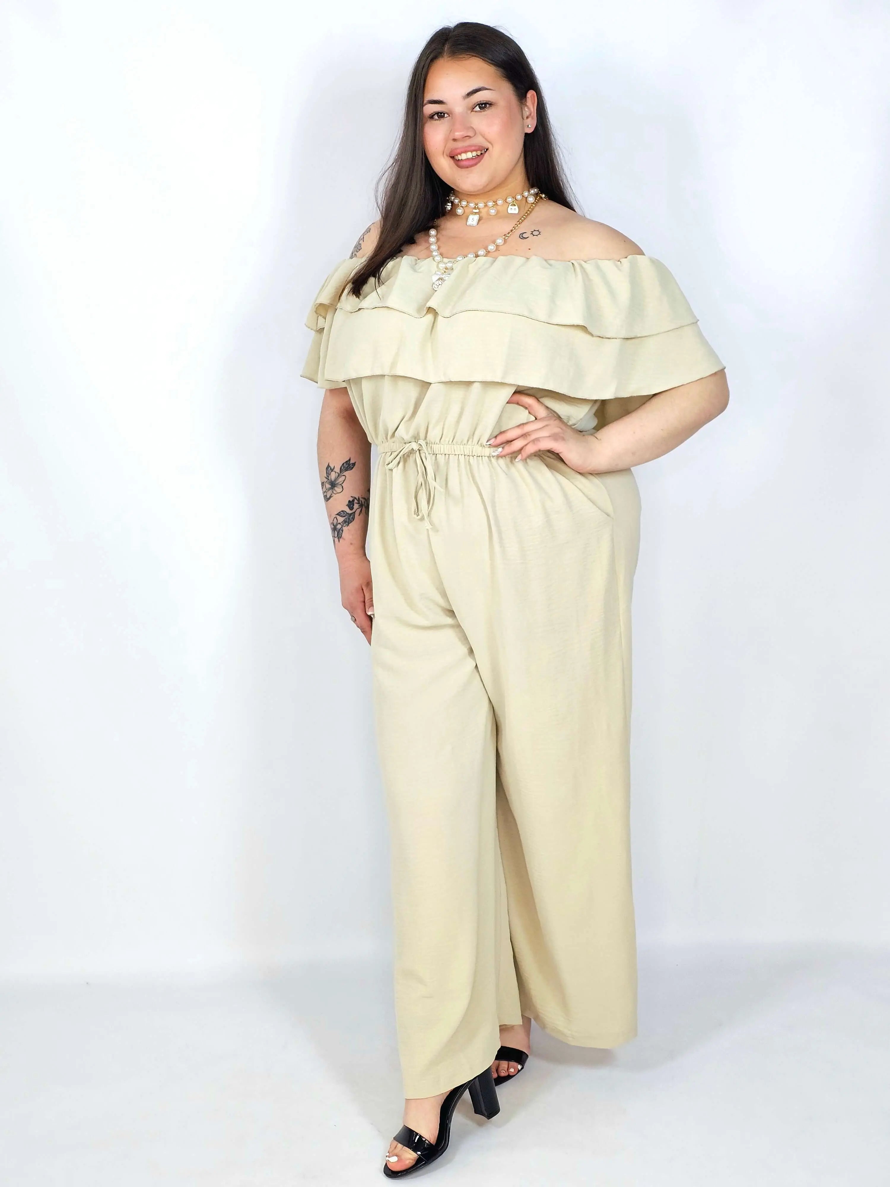 Kombinezon plus size –elegancki kombinezon z odkrytymi ramionami i szerokimi nogawkami Stylowa XL