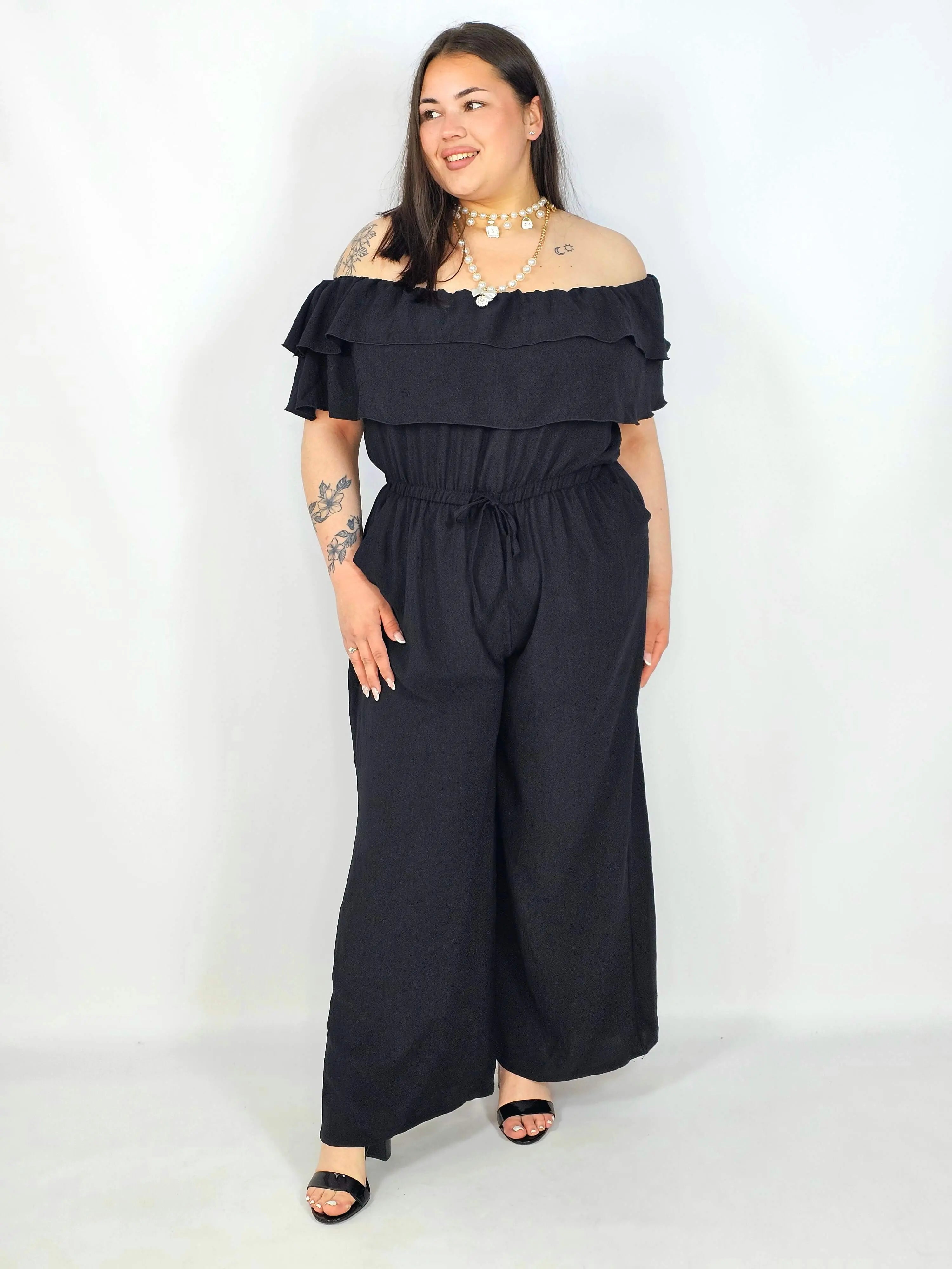 Kombinezon plus size –elegancki kombinezon z odkrytymi ramionami i szerokimi nogawkami Stylowa XL