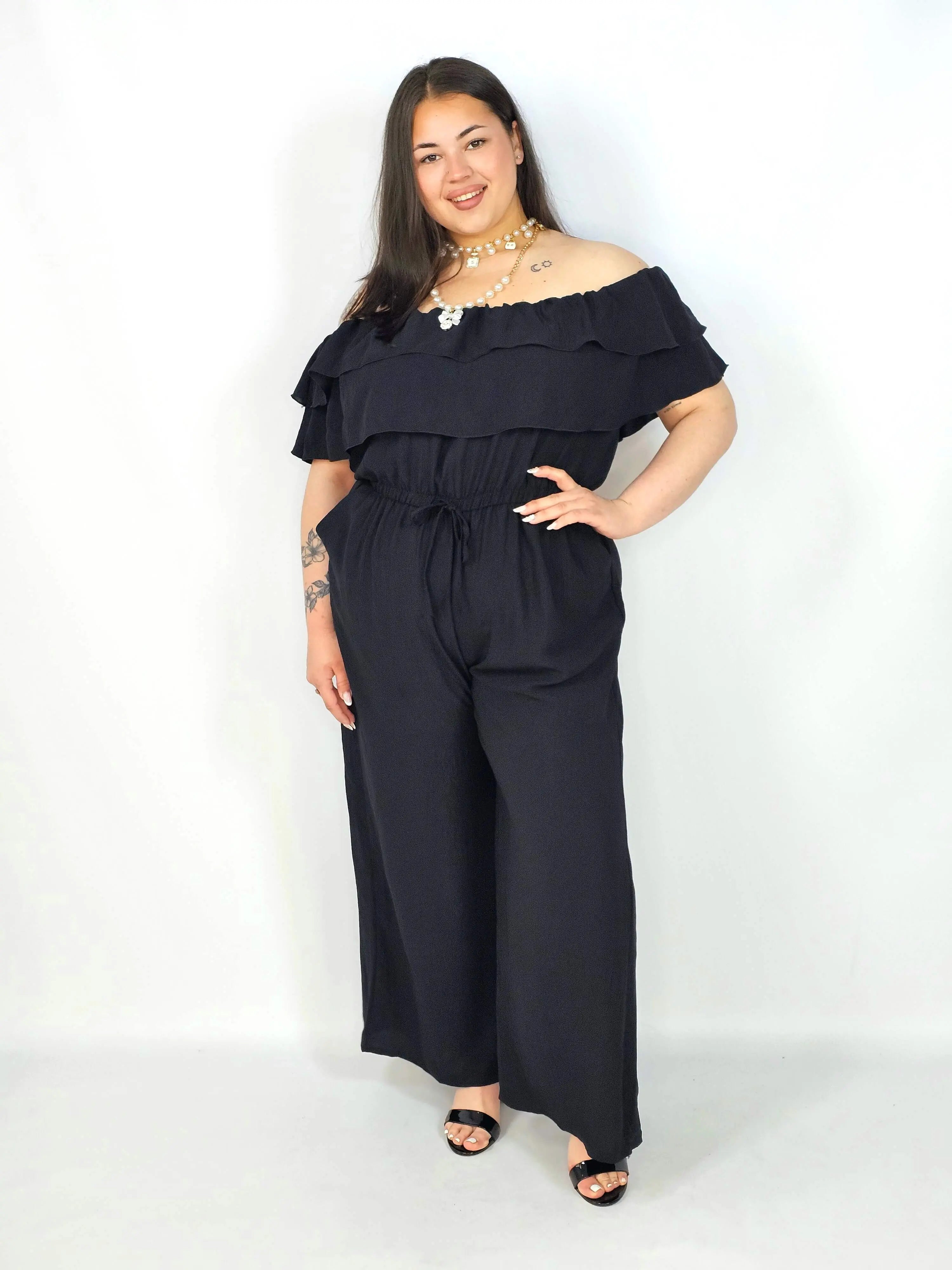 Kombinezon plus size –elegancki kombinezon z odkrytymi ramionami i szerokimi nogawkami Stylowa XL