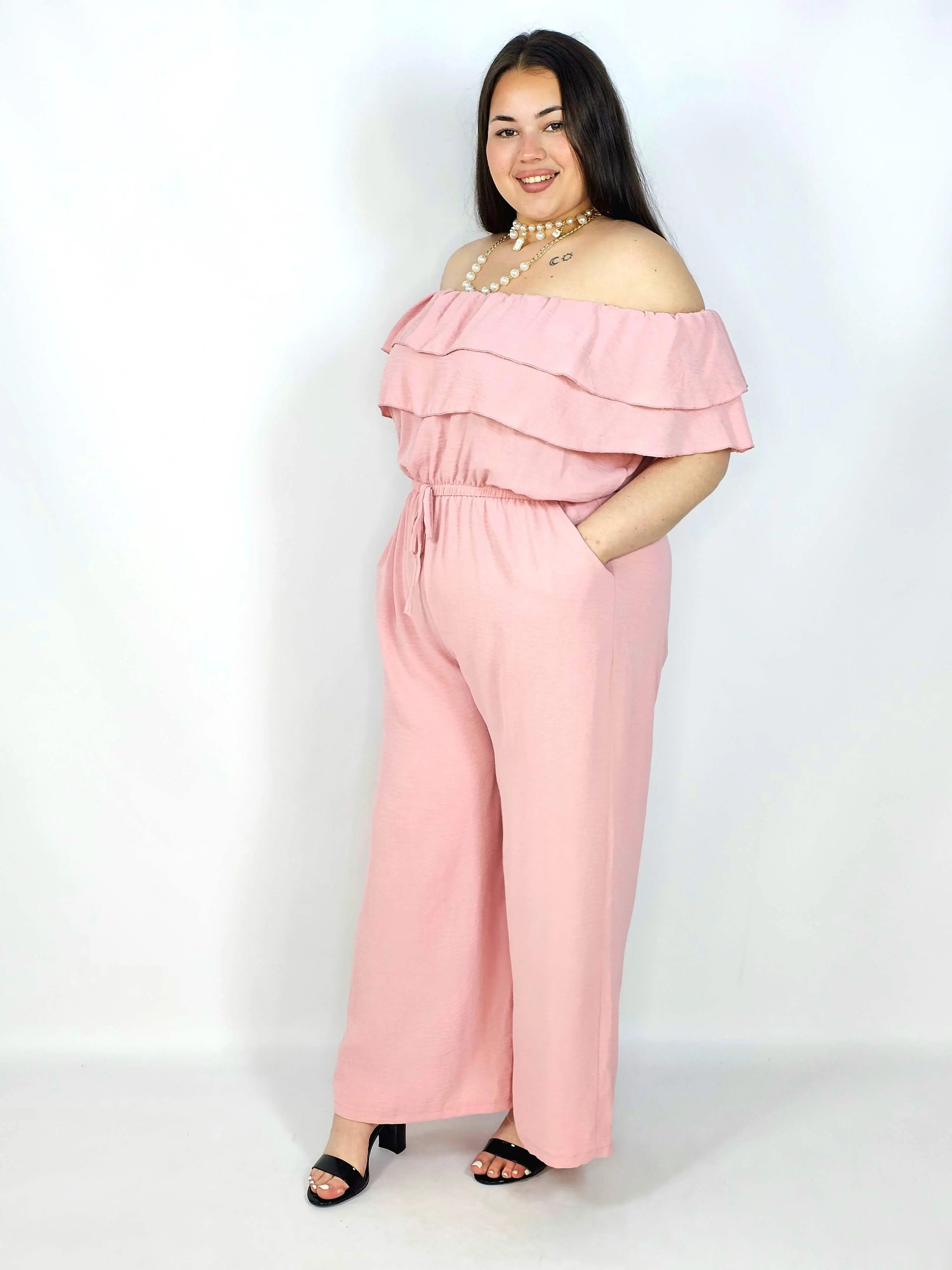 Kombinezon plus size –elegancki kombinezon z odkrytymi ramionami i szerokimi nogawkami Stylowa XL