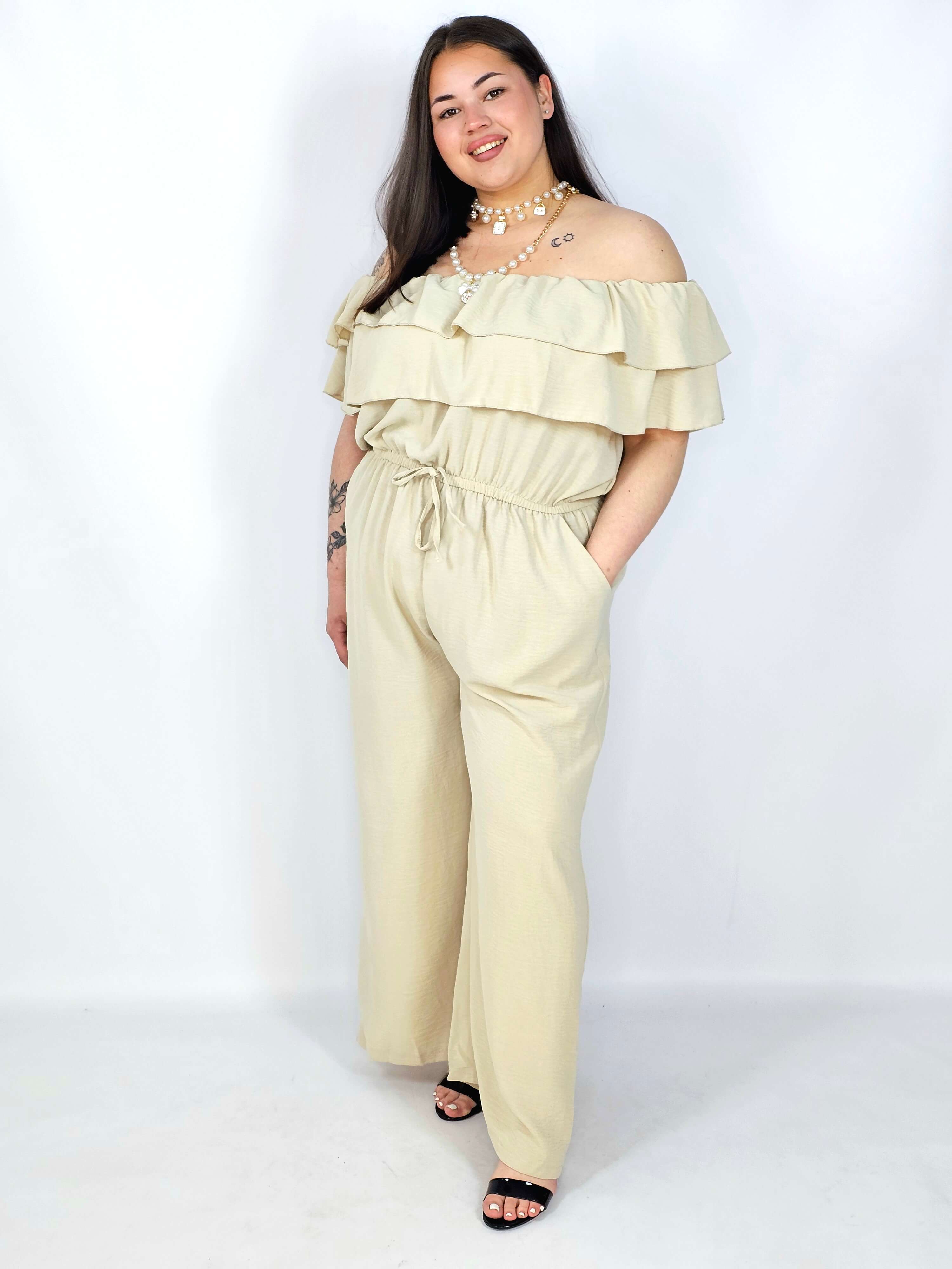 Kombinezon plus size –elegancki kombinezon z odkrytymi ramionami i szerokimi nogawkami Stylowa XL