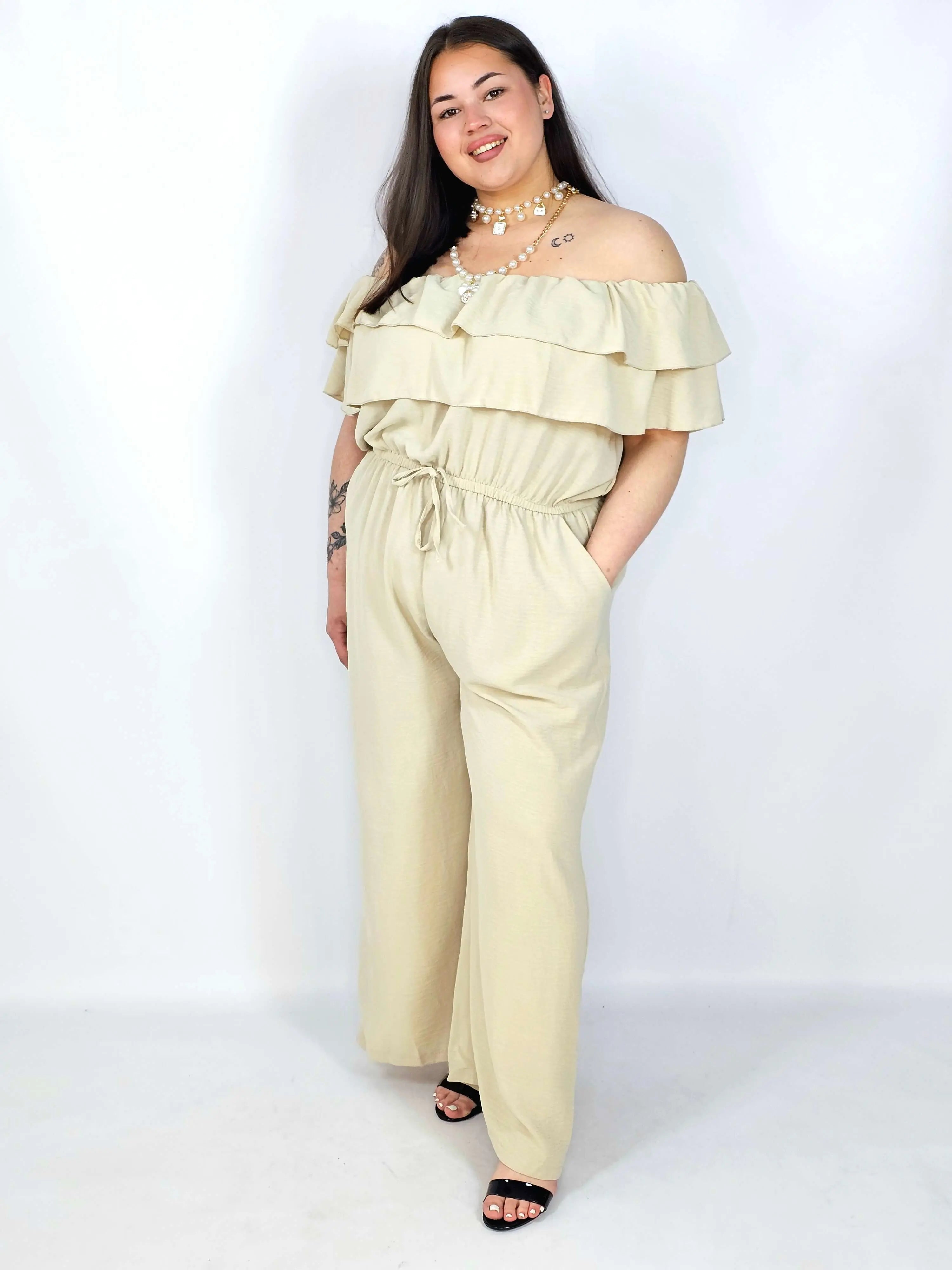 Kombinezon plus size –elegancki kombinezon z odkrytymi ramionami i szerokimi nogawkami Stylowa XL