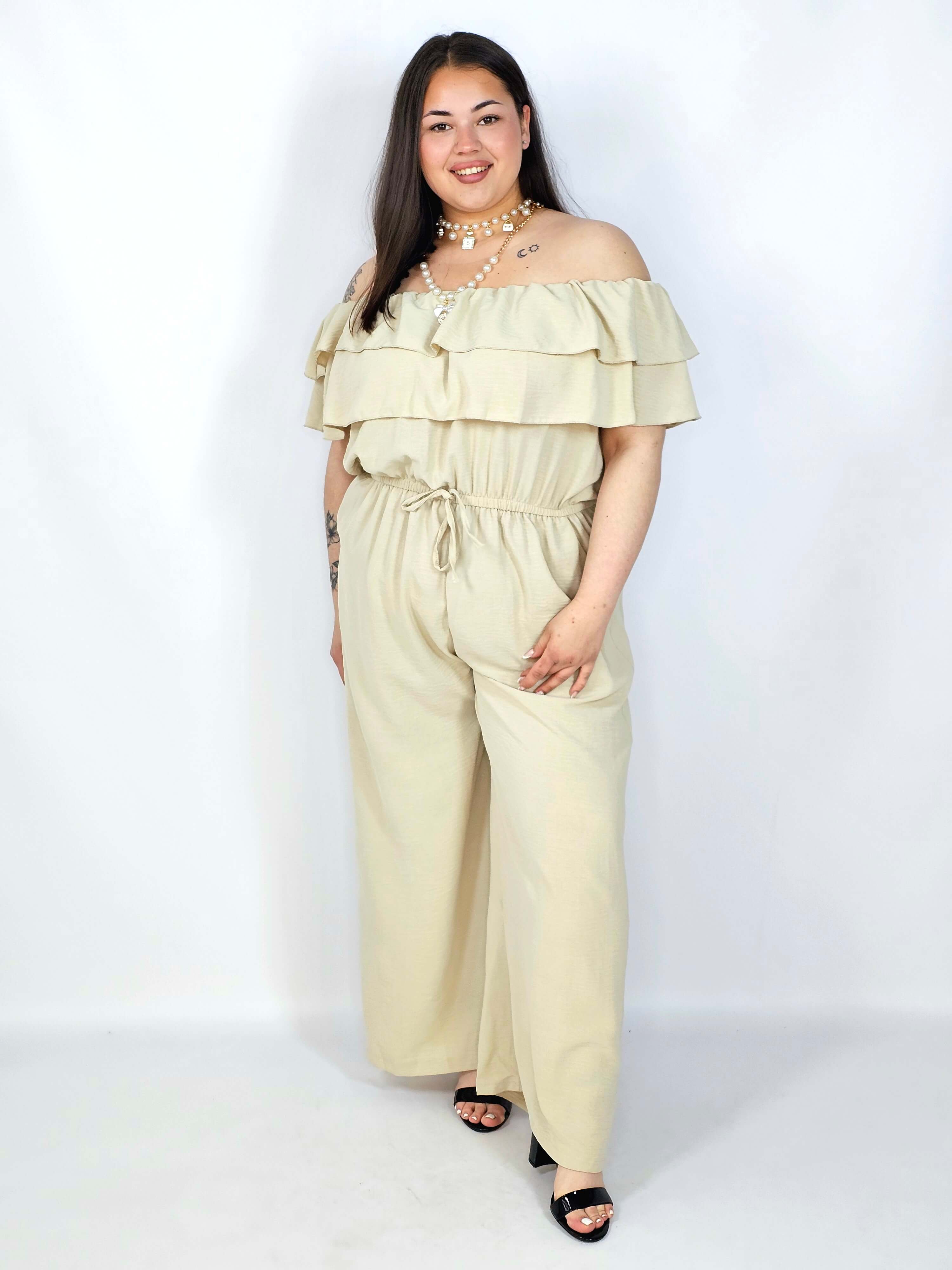 Kombinezon plus size –elegancki kombinezon z odkrytymi ramionami i szerokimi nogawkami Stylowa XL