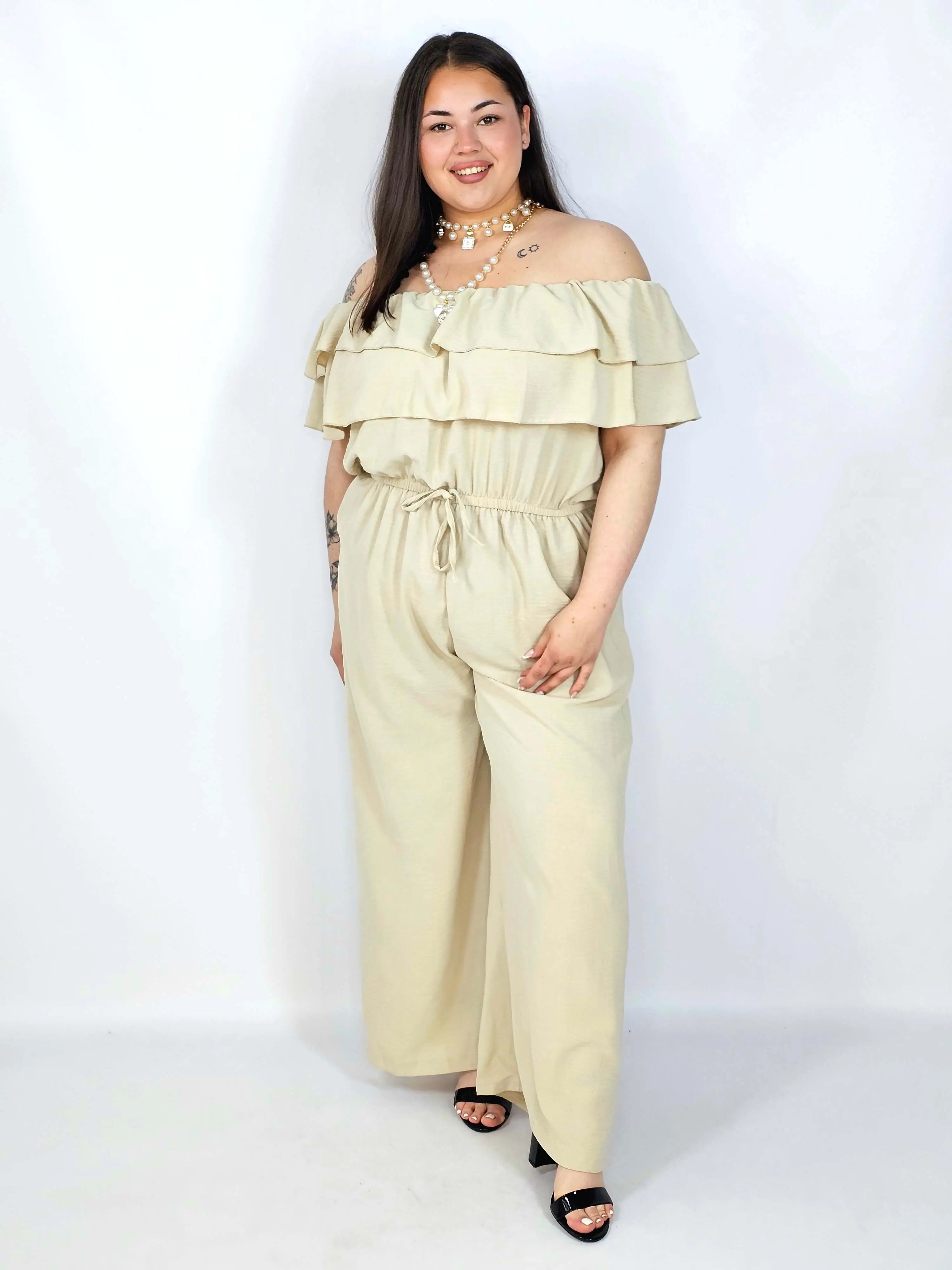 Kombinezon plus size –elegancki kombinezon z odkrytymi ramionami i szerokimi nogawkami Stylowa XL