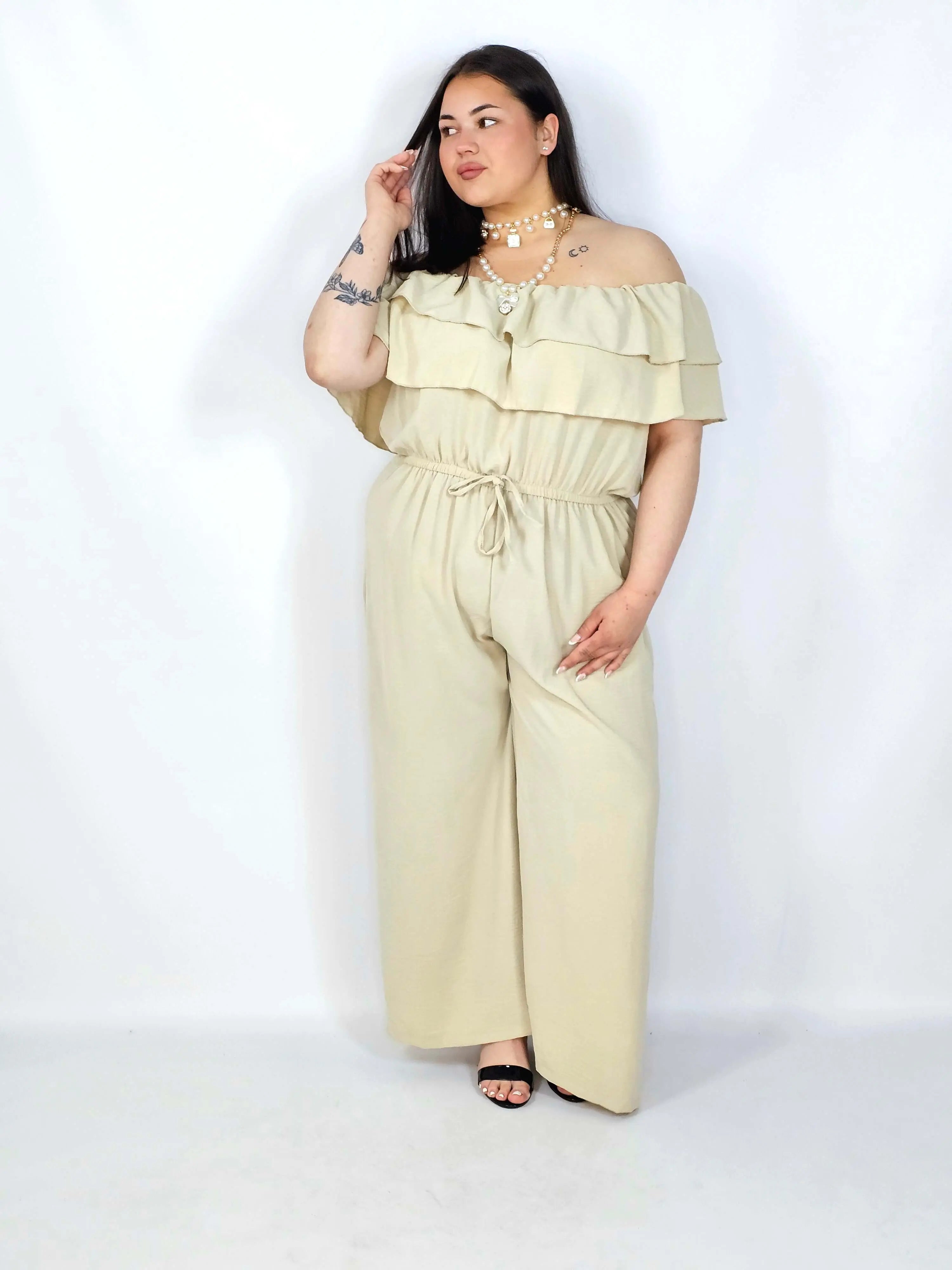 Kombinezon plus size –elegancki kombinezon z odkrytymi ramionami i szerokimi nogawkami Stylowa XL