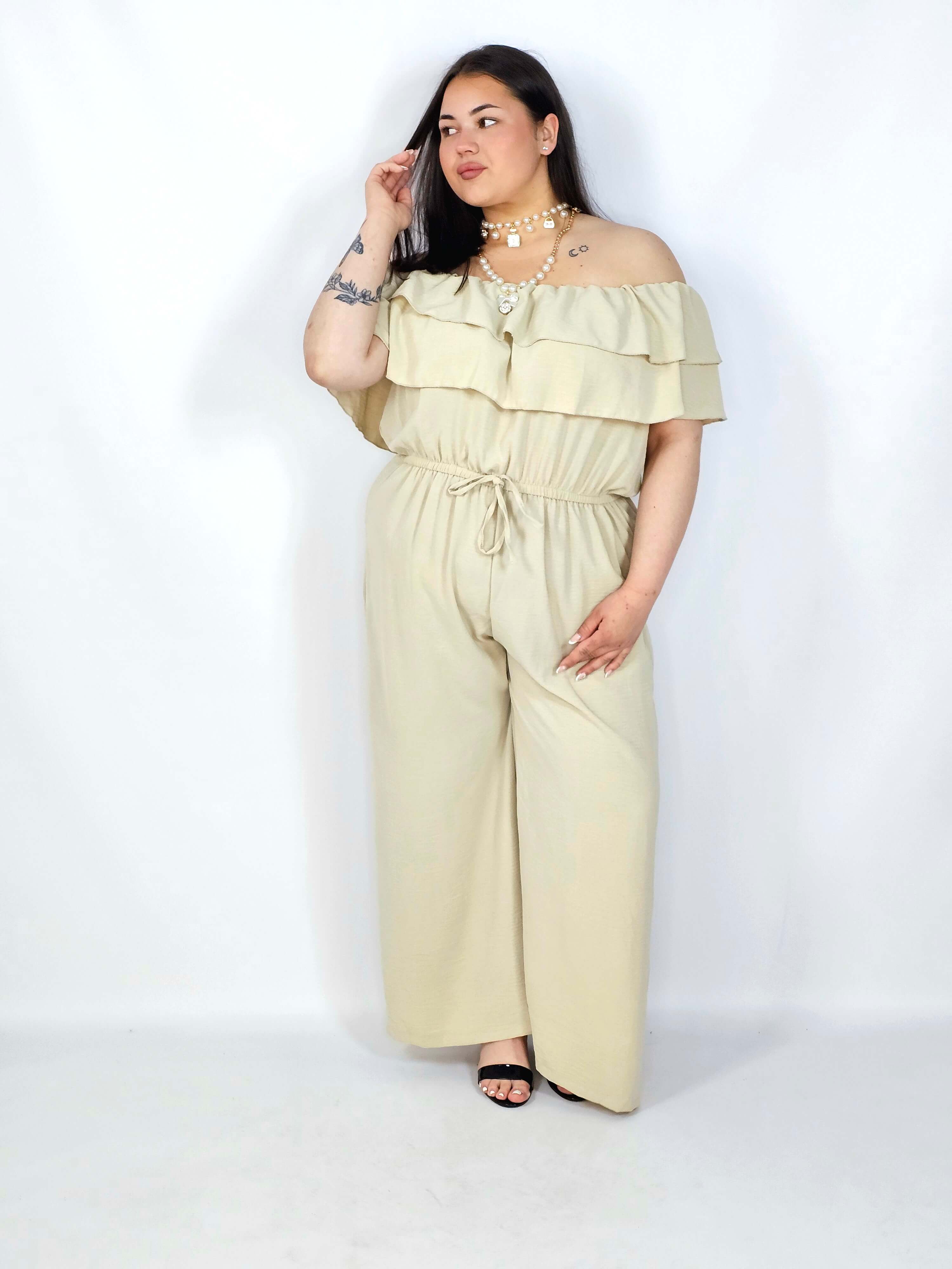 Kombinezon plus size –elegancki kombinezon z odkrytymi ramionami i szerokimi nogawkami Stylowa XL