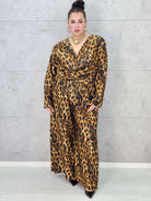 Kombinezon plus size w panterkę – modny kombinezon XXL z kopertową górą Stylowa XL