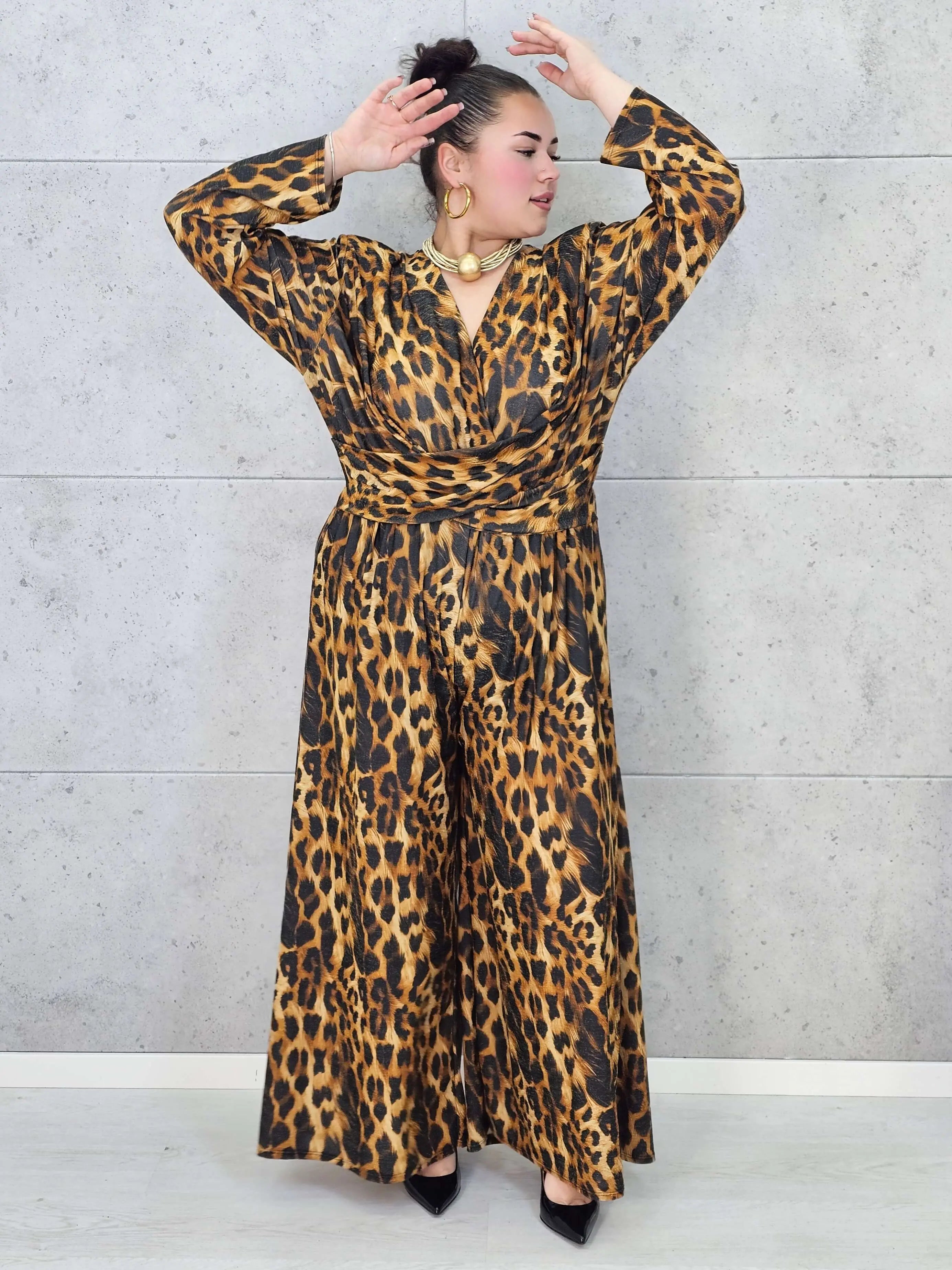 Kombinezon plus size w panterkę – modny kombinezon XXL z kopertową górą Stylowa XL