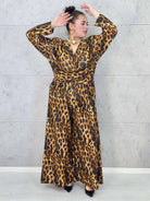 Kombinezon plus size w panterkę – modny kombinezon XXL z kopertową górą Stylowa XL