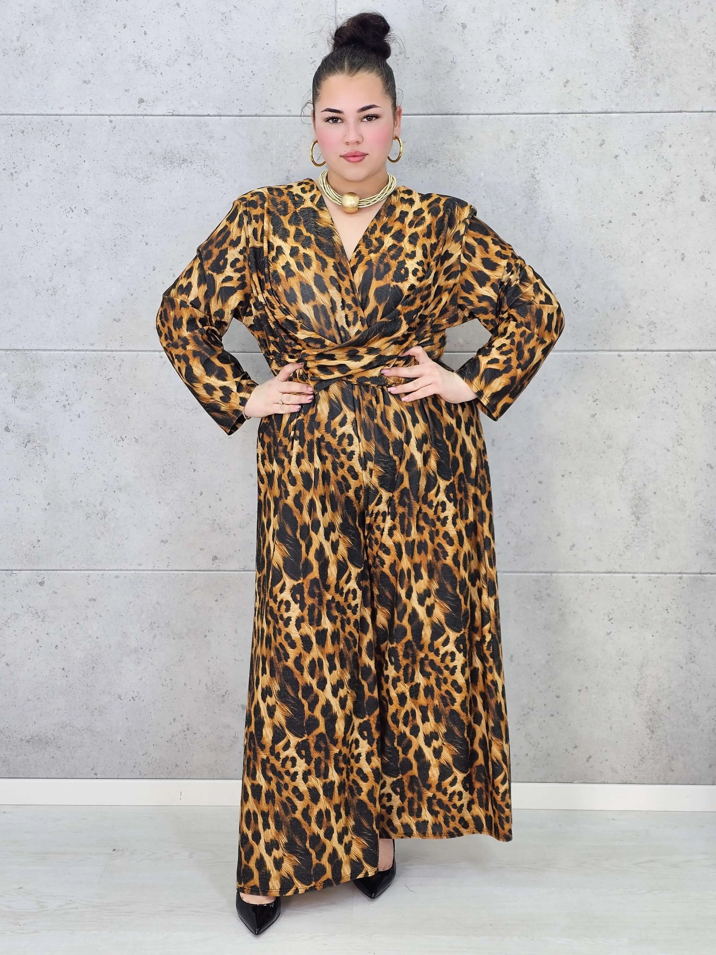 Kombinezon plus size w panterkę – modny kombinezon XXL z kopertową górą Stylowa XL