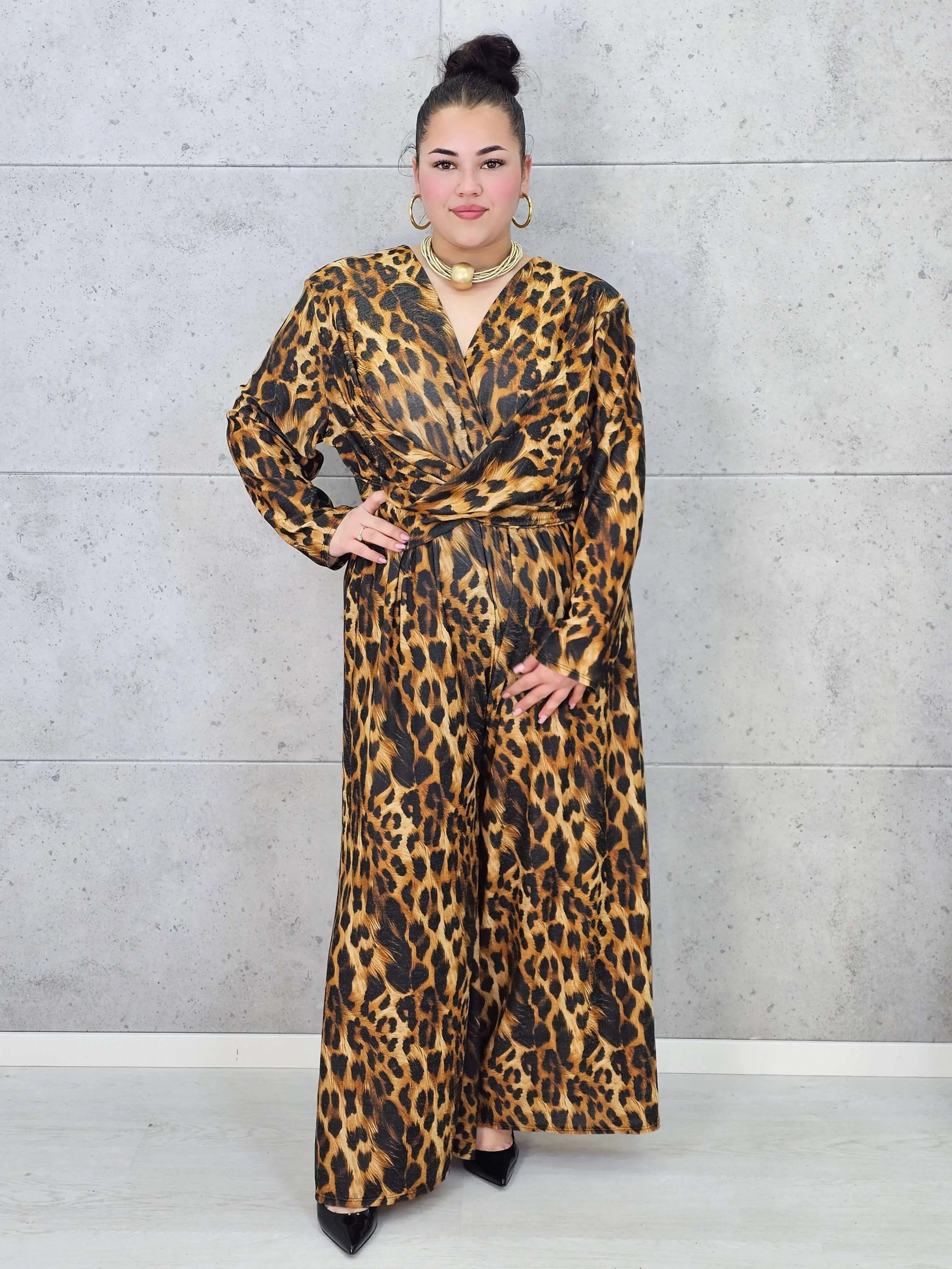 Kombinezon plus size w panterkę – modny kombinezon XXL z kopertową górą Stylowa XL