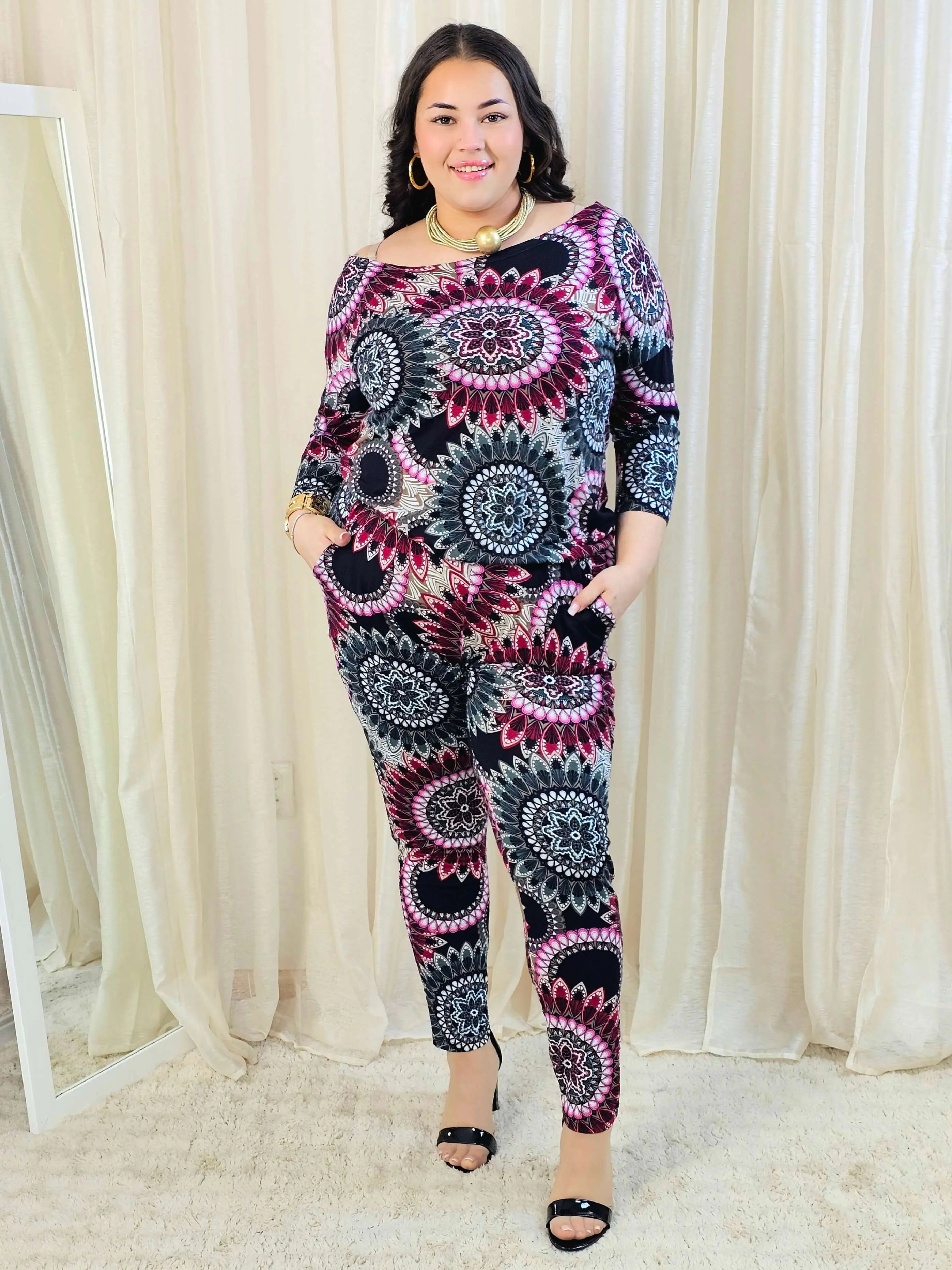Kombinezon plus size we wzór dekoracyjny – stylowy i wygodny Stylowa XL